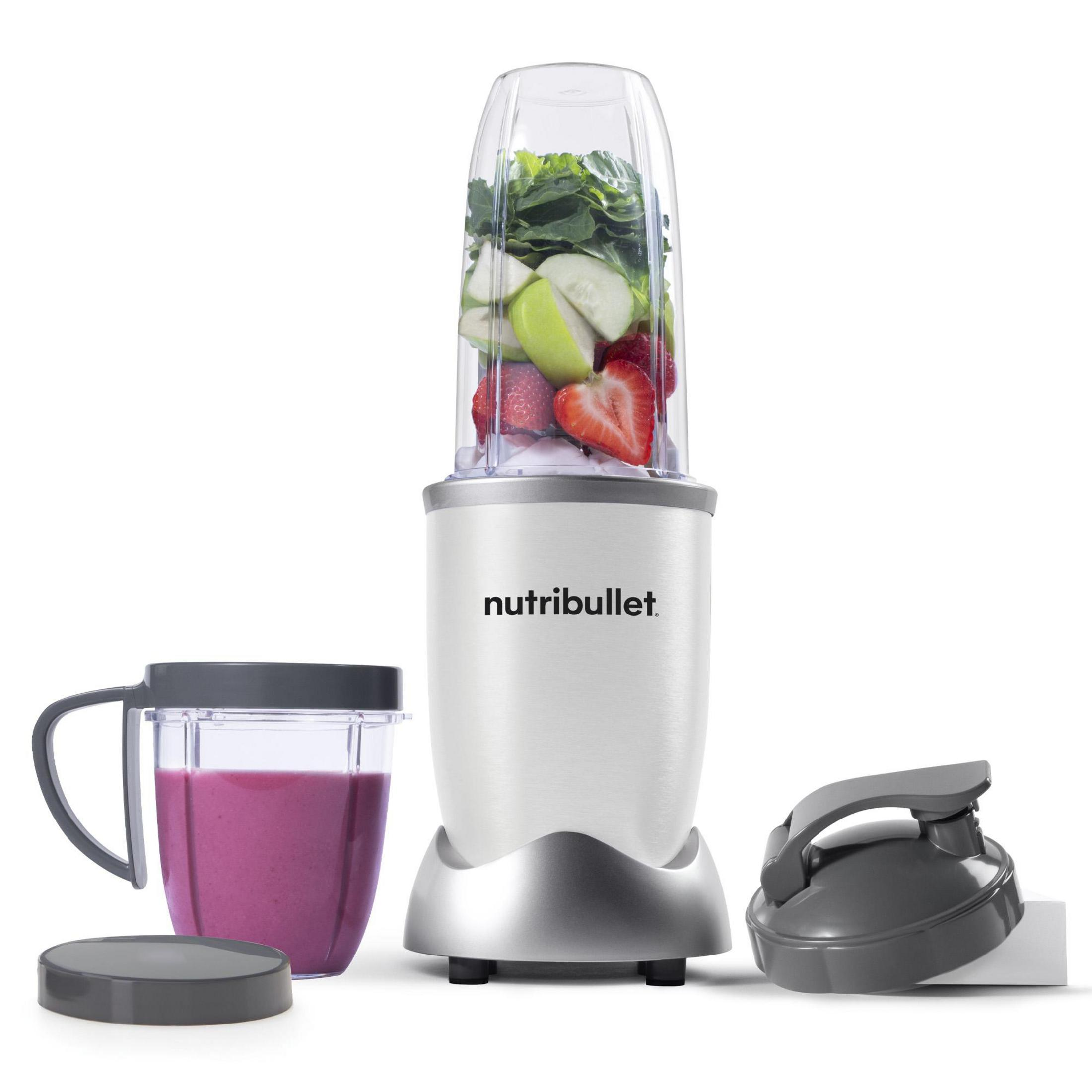 Weißer NutriBullet-Mixer mit Zutaten darin und zwei Behältern.