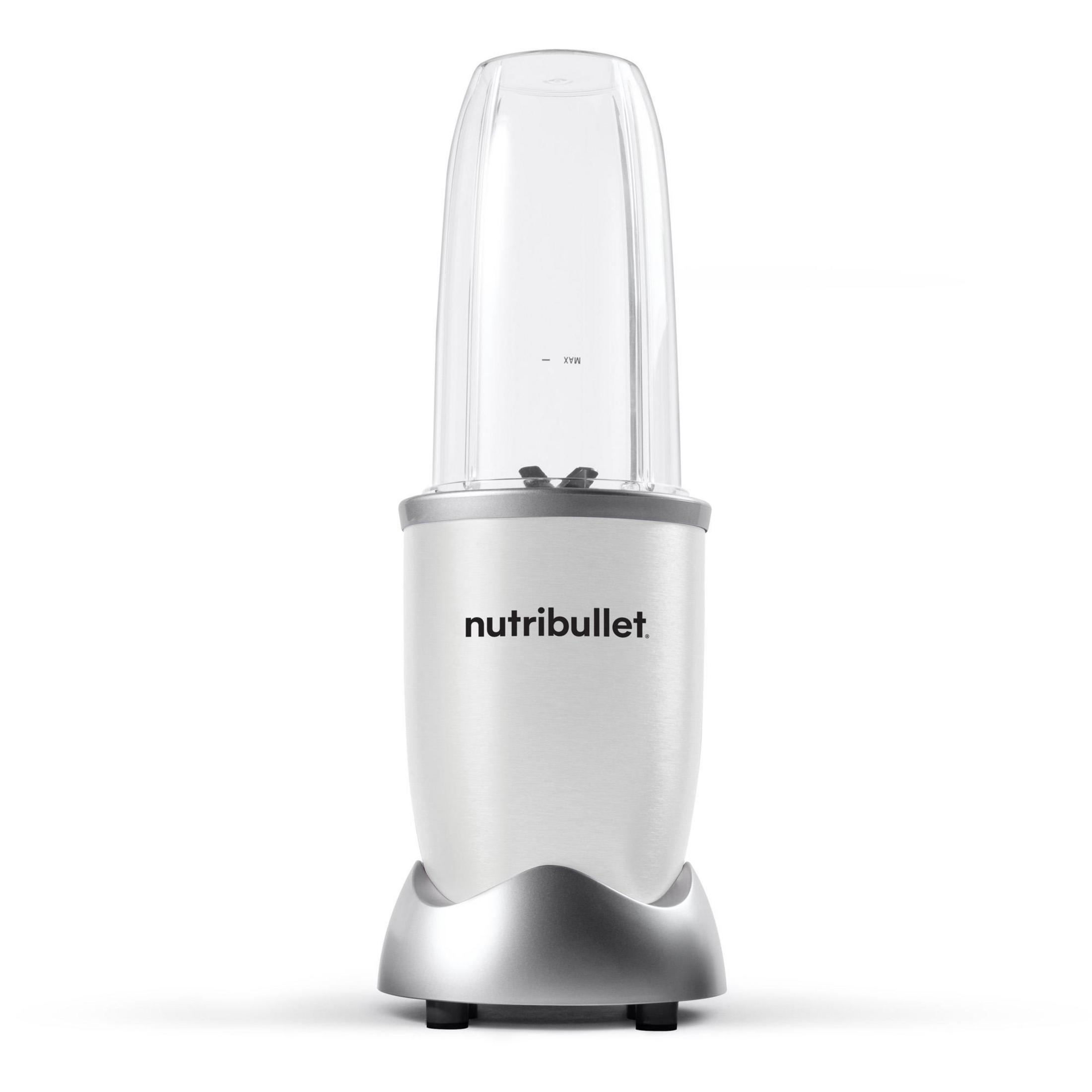Ein weißer und silberner Nutribullet-Mixer auf weißem Hintergrund. Er hat einen transparenten Kunststoffbecher und einen silbernen Sockel.