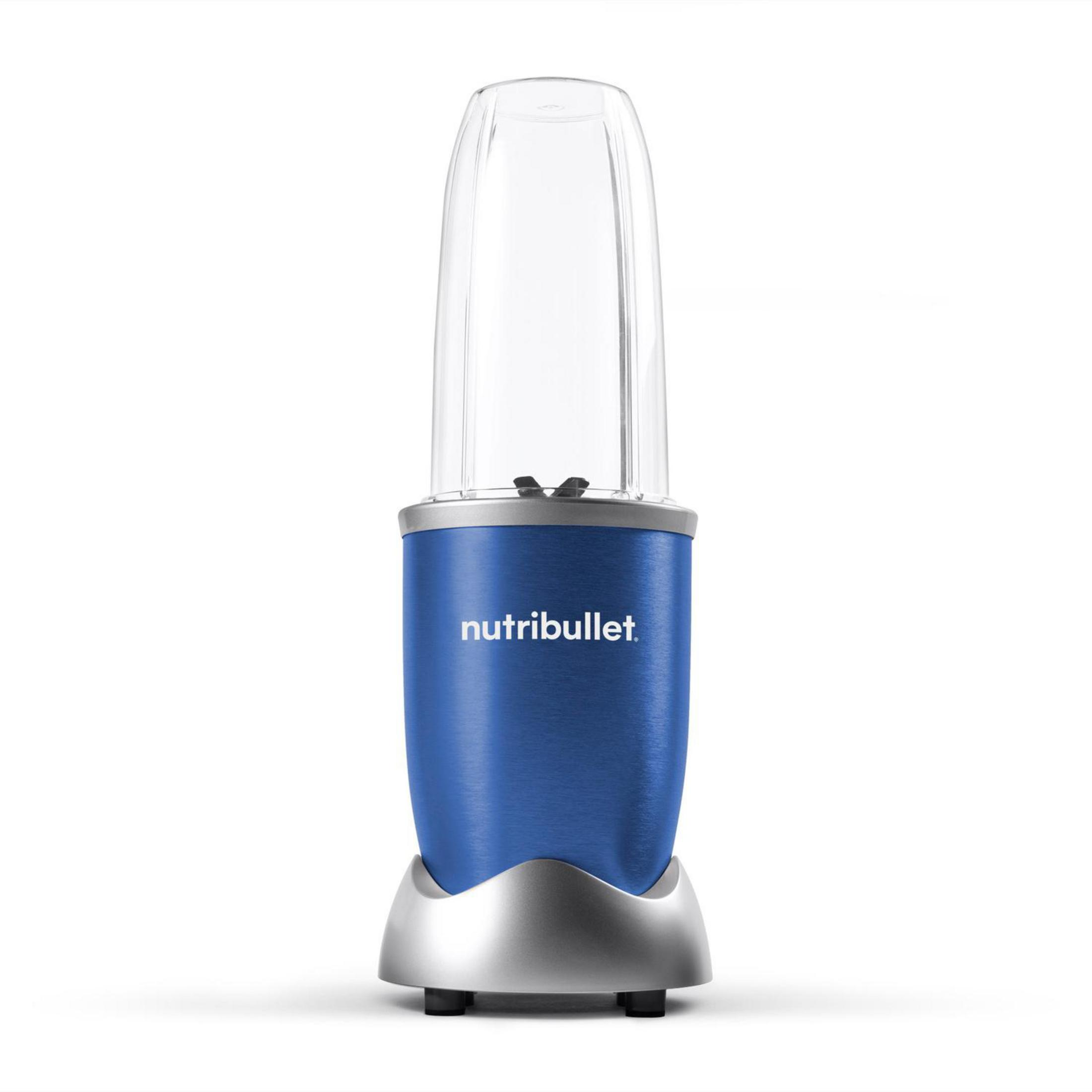 Un frullatore NutriBullet blu su sfondo bianco. Ha una tazza di plastica trasparente.