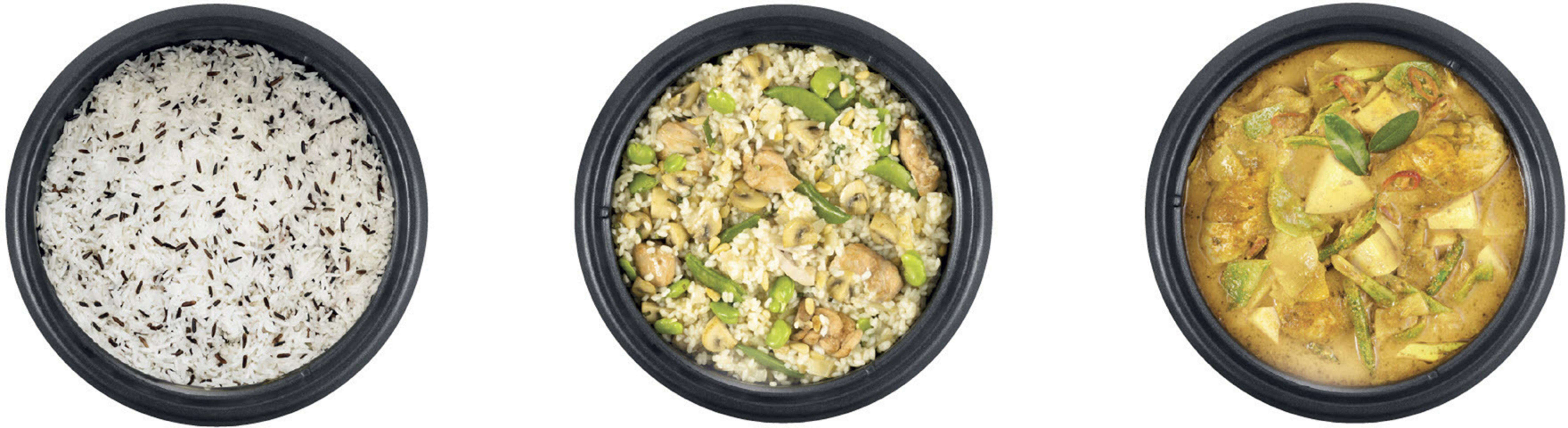 Drei Schalen mit Essen: Reis mit Körnern, Reis mit Gemüse und Curry mit Gemüse.