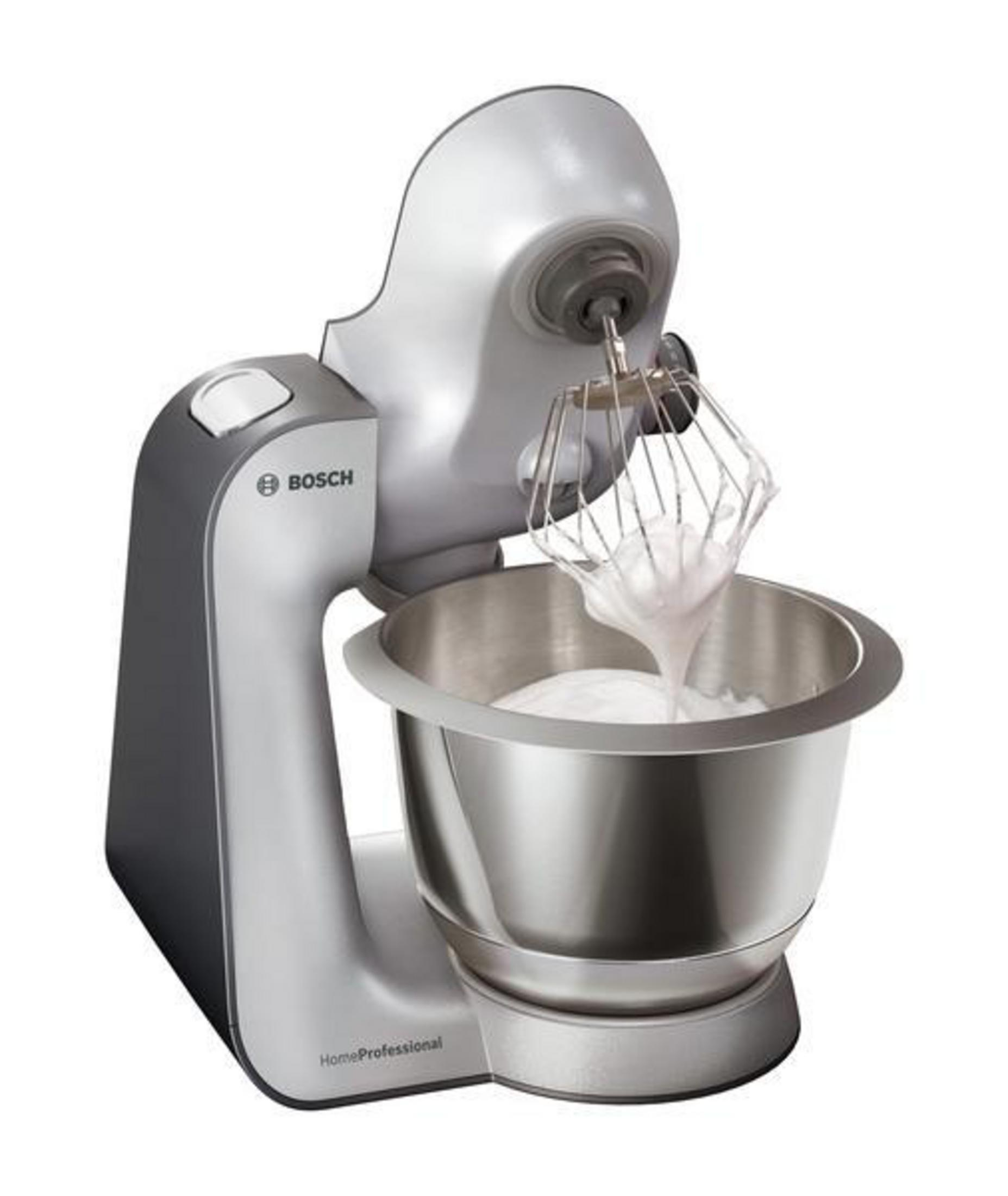 Ein silberner und grauer Bosch-Küchenmixer mit Schneebesenaufsatz. Weiße Mischung wird verrührt.