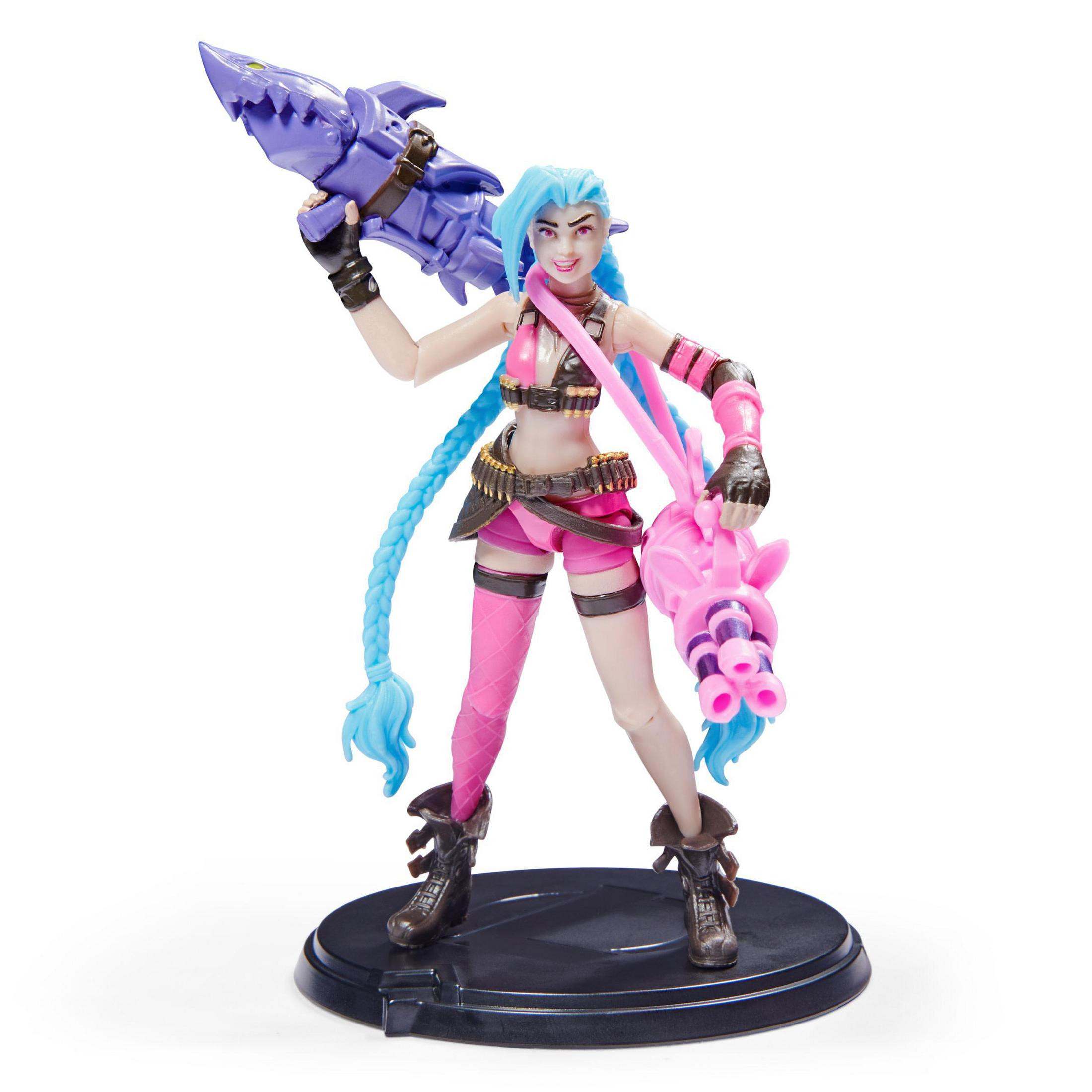 Jinx-Actionfigur, die Waffen hält, mit blauen Haaren, rosa und schwarzer Kleidung, auf einem Ständer.