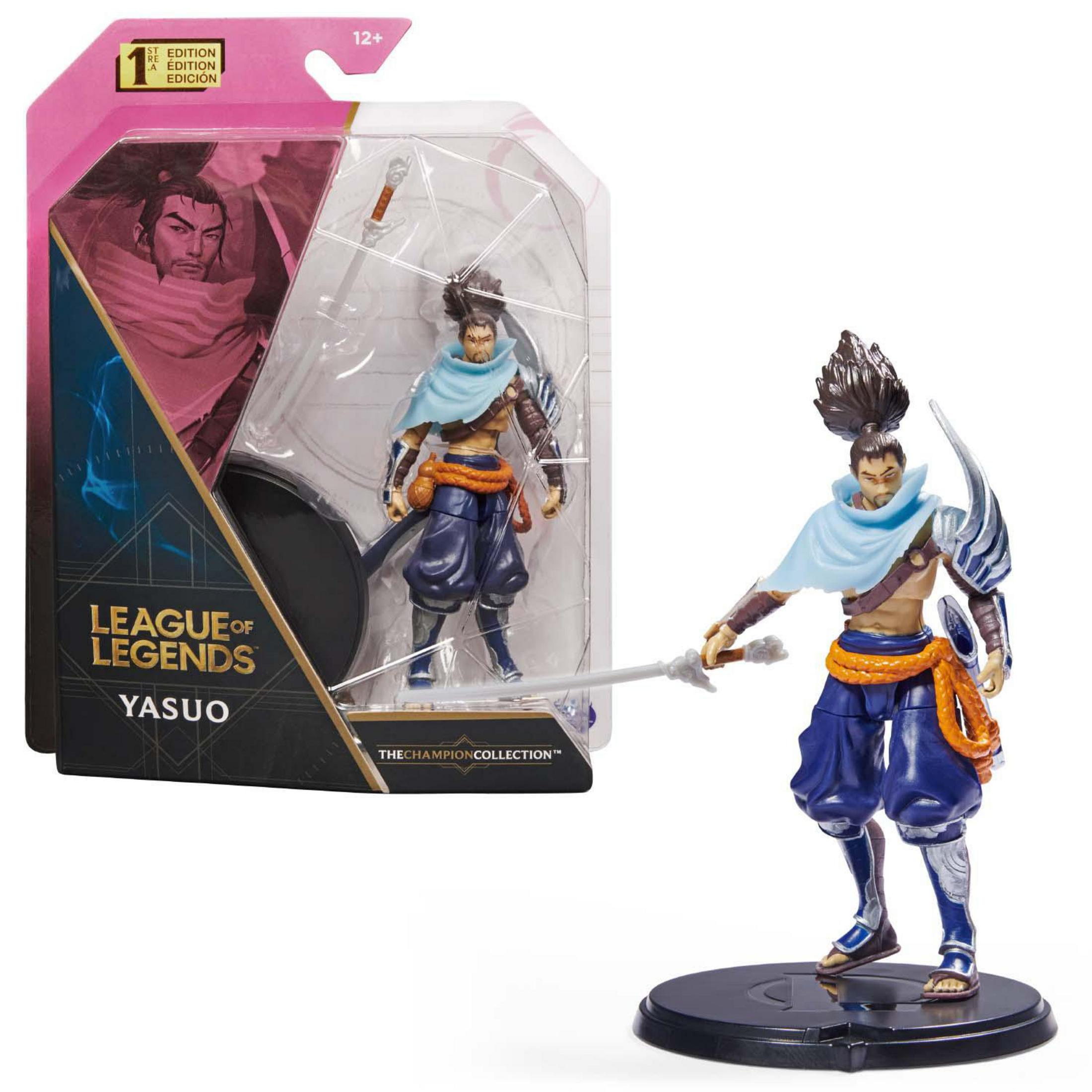 Una figura de acción de Yasuo en embalaje y sobre una base negra, sosteniendo una espada.