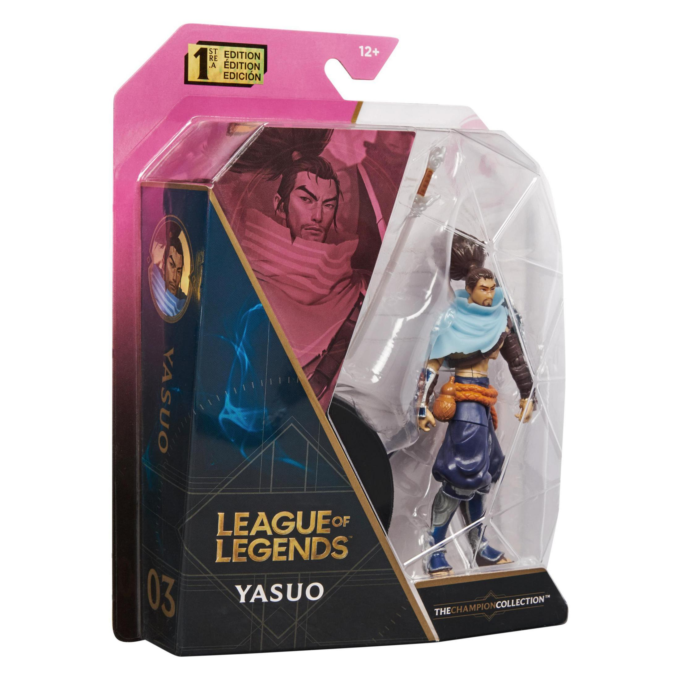 Figura de Yasuo de League of Legends, en una caja de exhibición de plástico. La caja tiene texto e imágenes del personaje.