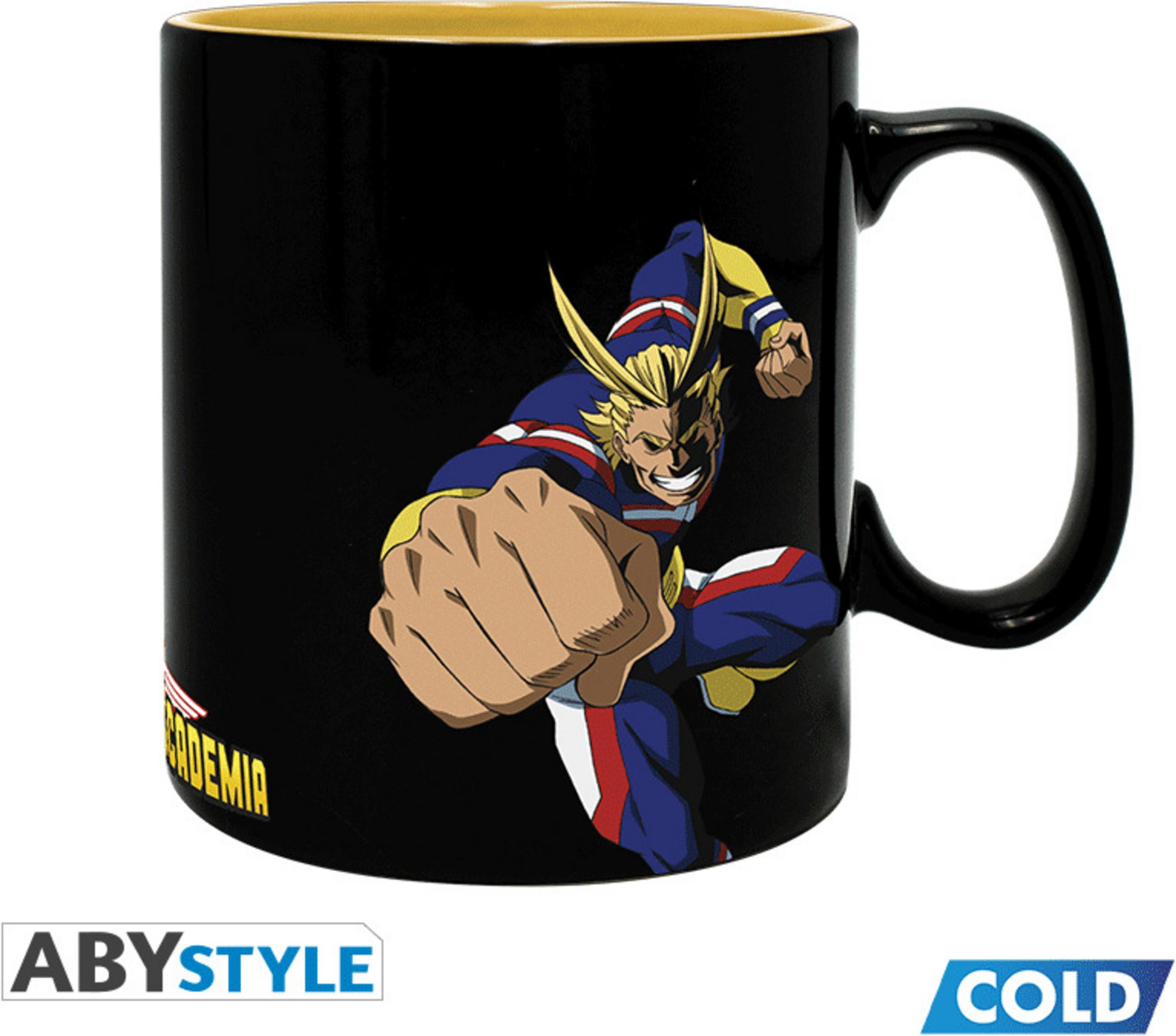 Taza negra con diseño de My Hero Academia, interior amarillo, fondo blanco.
