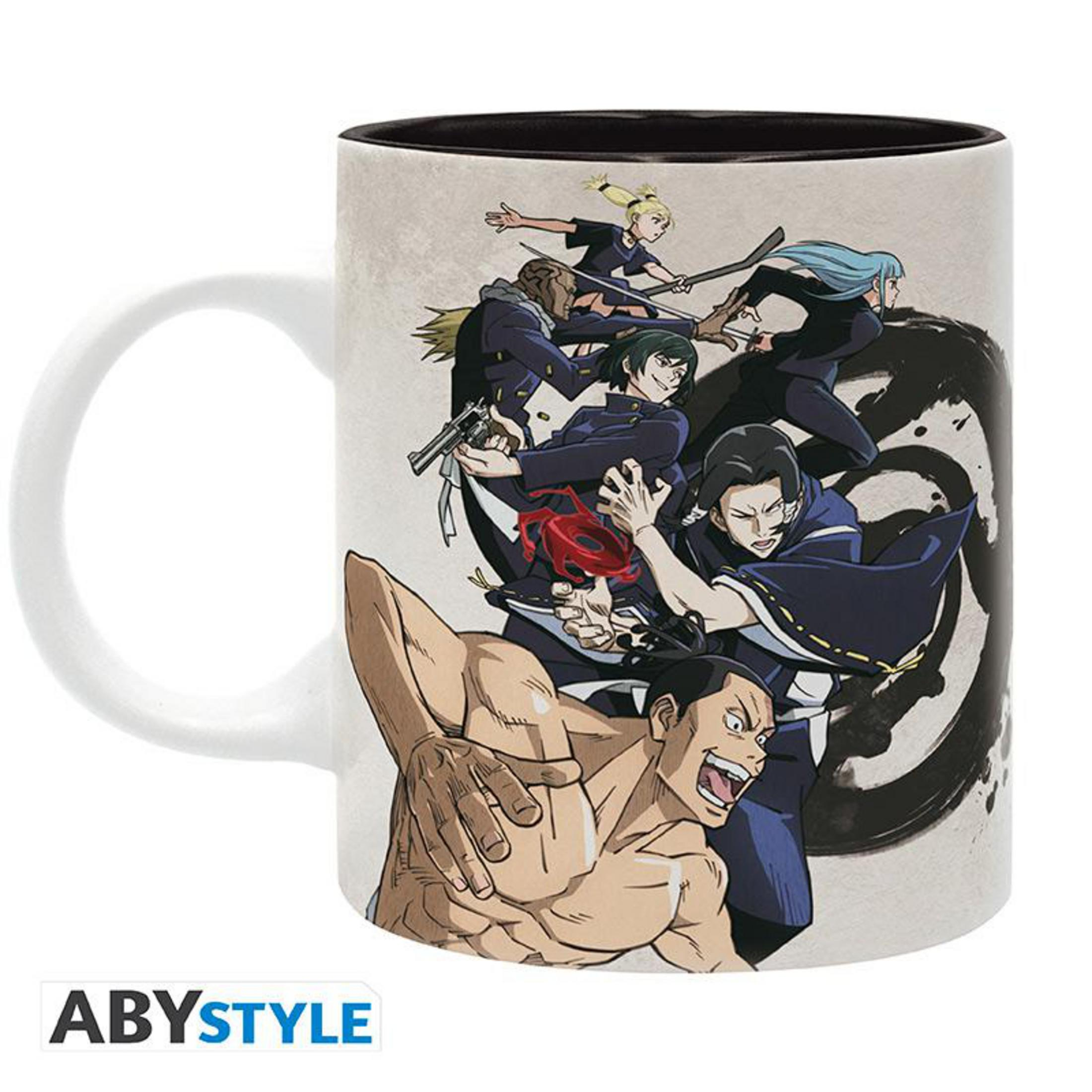 Tasse mit Anime-Figuren, weißem Henkel und schwarzem Innenraum. Das Design enthält ein Logo unten.