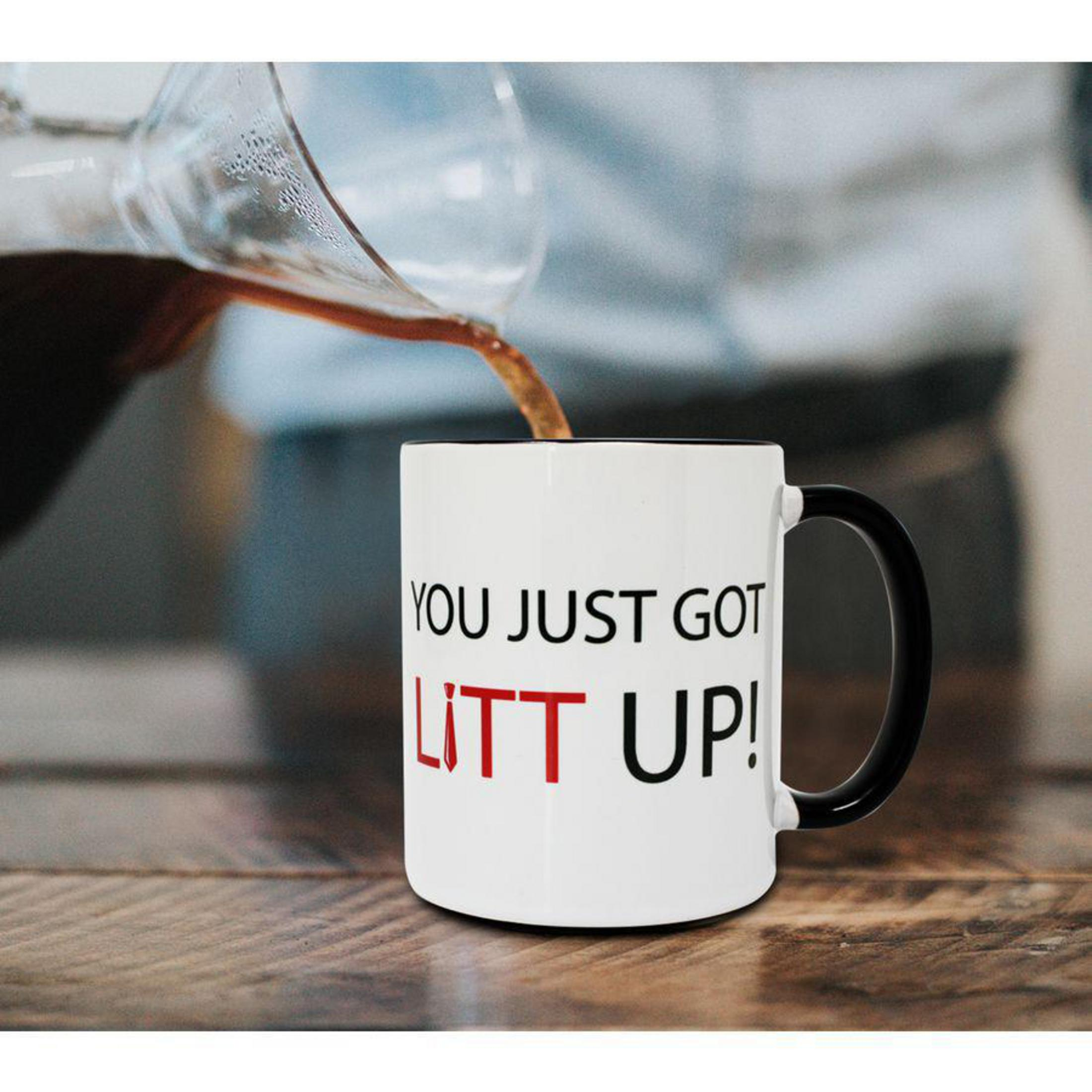 Eine Tasse mit dem Aufdruck "YOU JUST GOT LITT UP!", in die Kaffee gegossen wird.