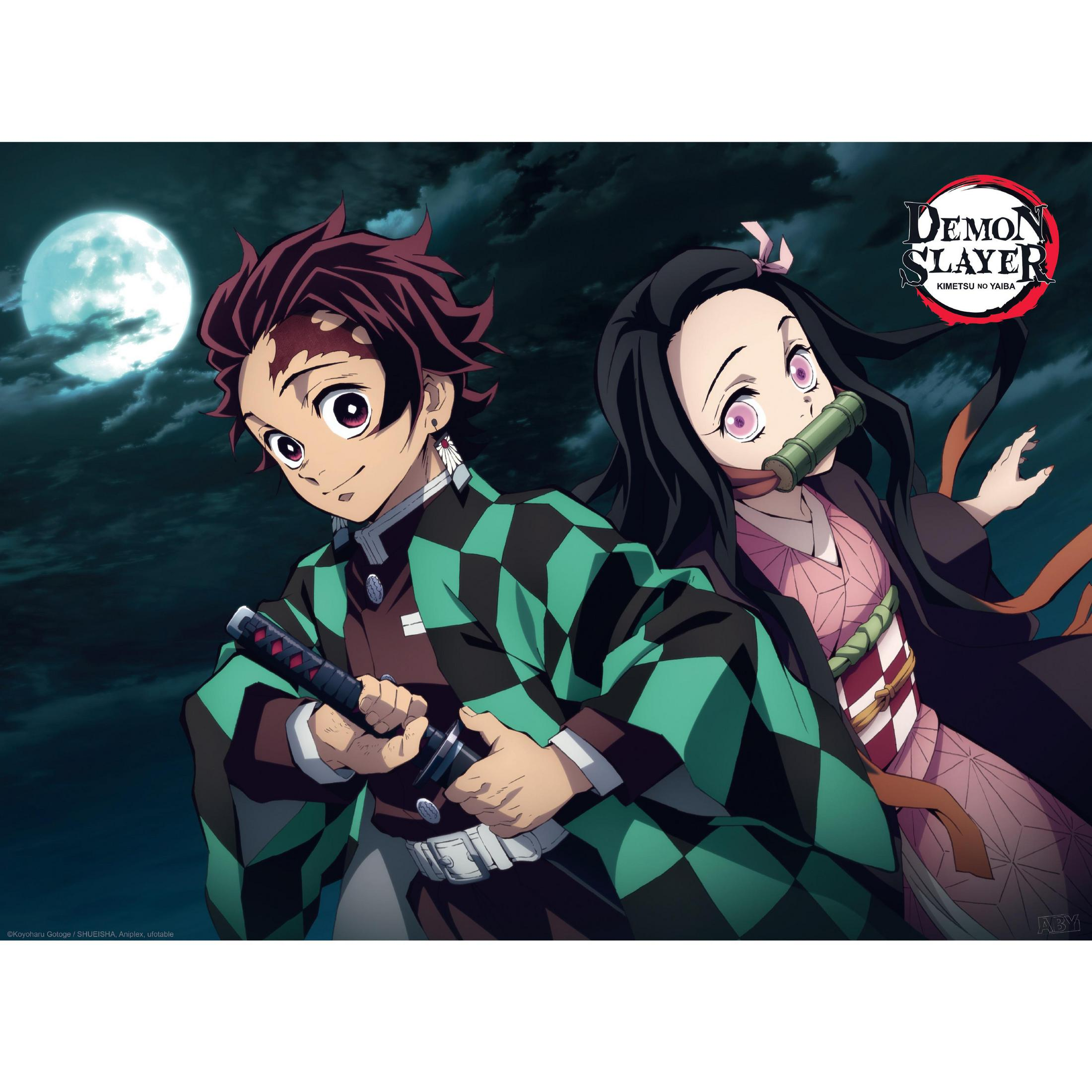 Dos personajes de anime de pie, uno sosteniendo una espada. Fondo oscuro con luna llena. Logo de Demon Slayer.