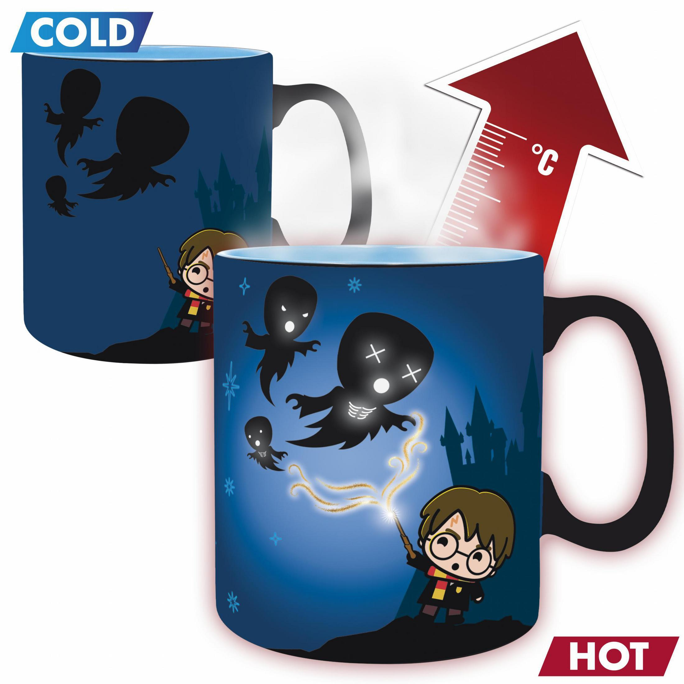 Eine farbwechselnde Harry Potter-Tasse. Kalt zeigt Geister, heiß zeigt Harry, der einen Zauber wirkt.