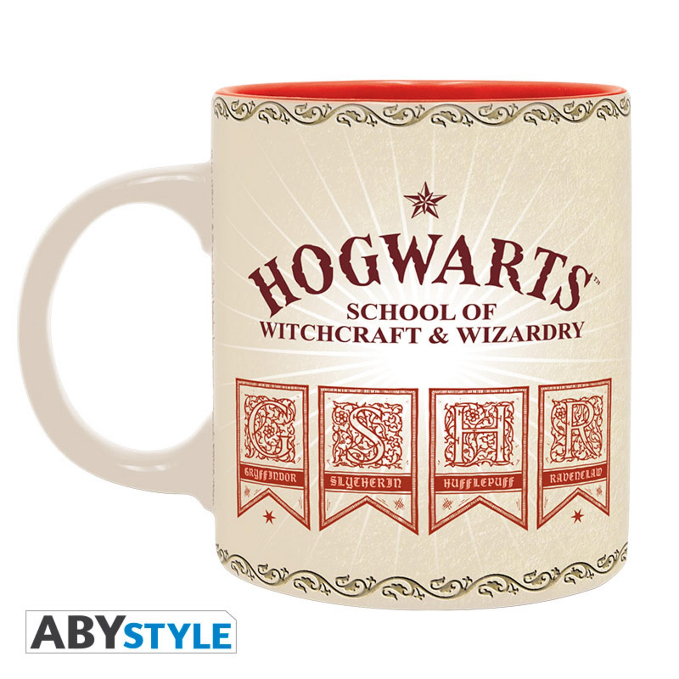 Eine weiße Tasse mit Hogwarts-Logo. Die Tasse hat einen roten Innenraum und vier Hausbanner.