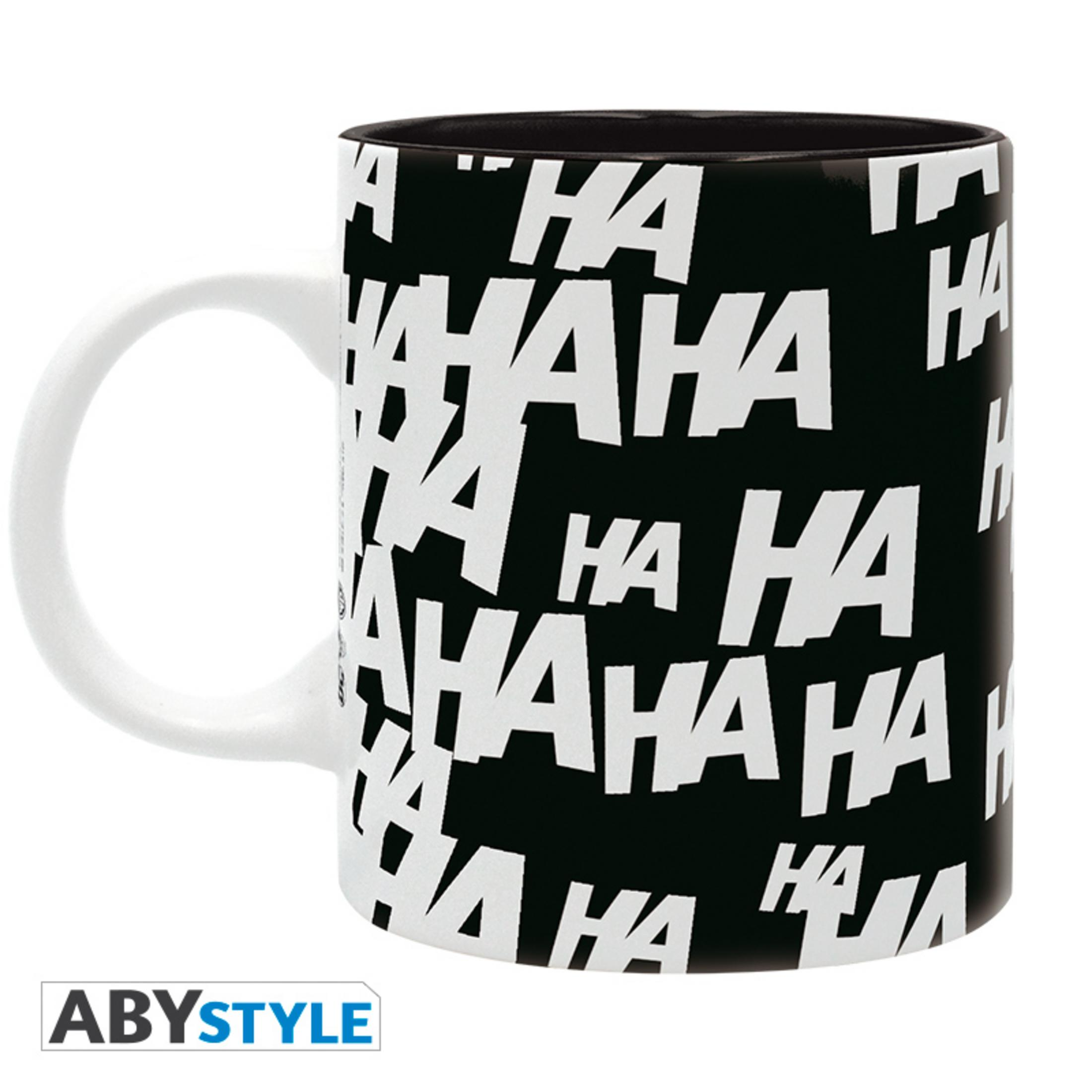 Taza blanca con texto HA HA HA repetido sobre fondo negro, logo ABYstyle.