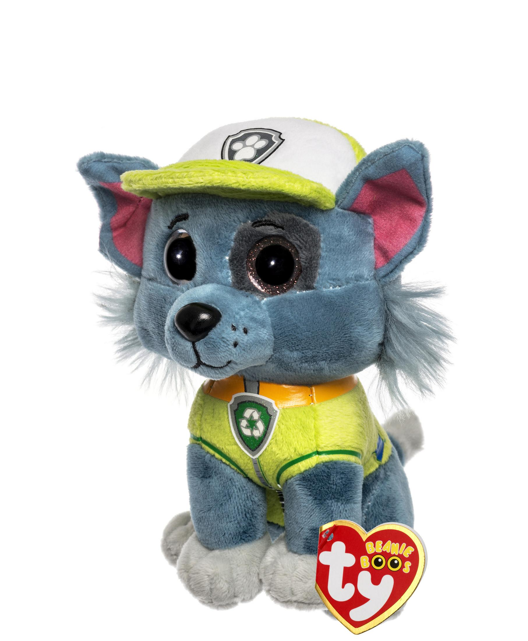 Ein Plüschtier einer Paw Patrol-Figur, Rocky, sitzt. Er hat blaues Fell, eine grüne Kappe und eine gelbe Weste.