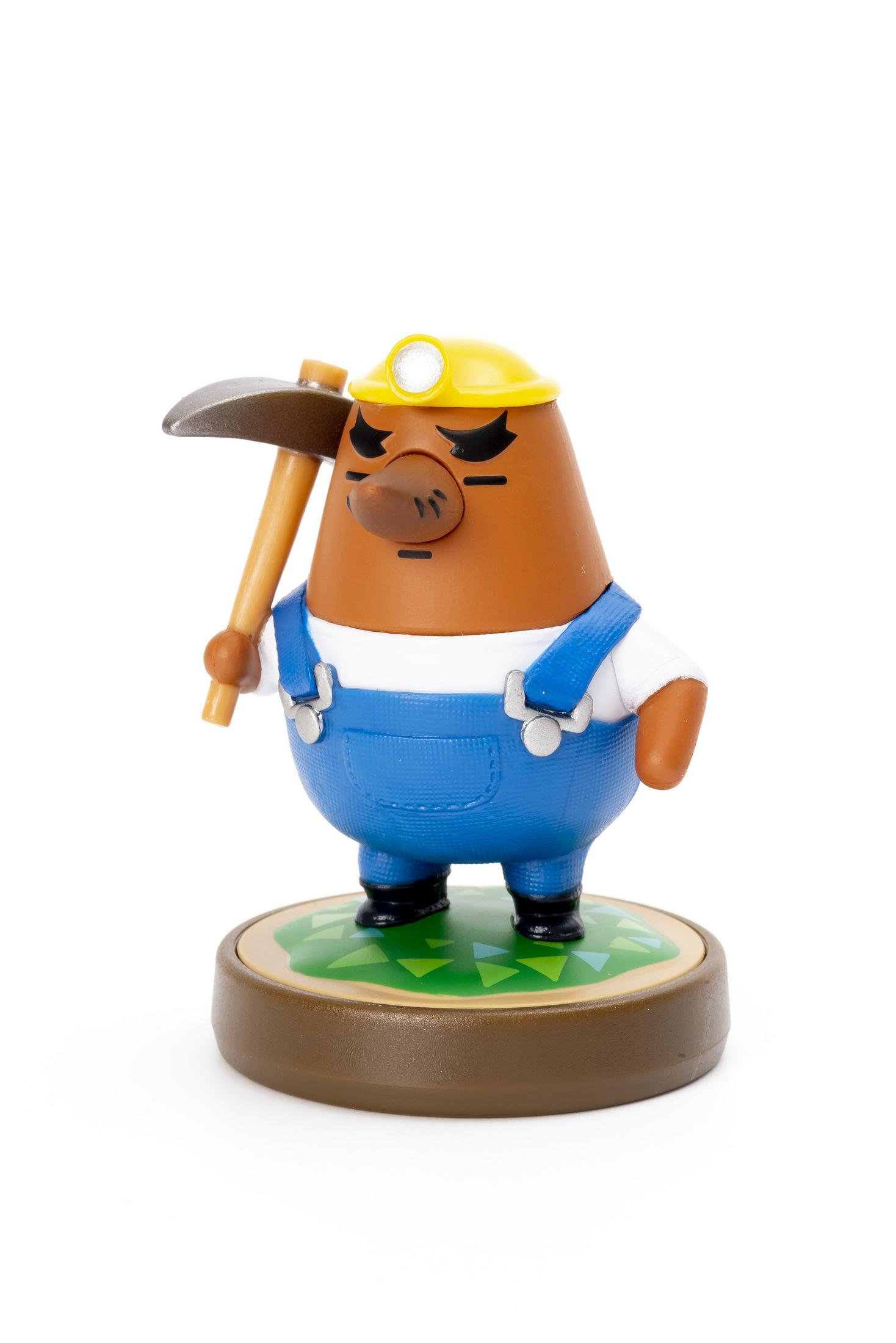 Eine Figur eines Comic-Maulwurfs mit gelbem Helm und Latzhose, der eine Spitzhacke hält.