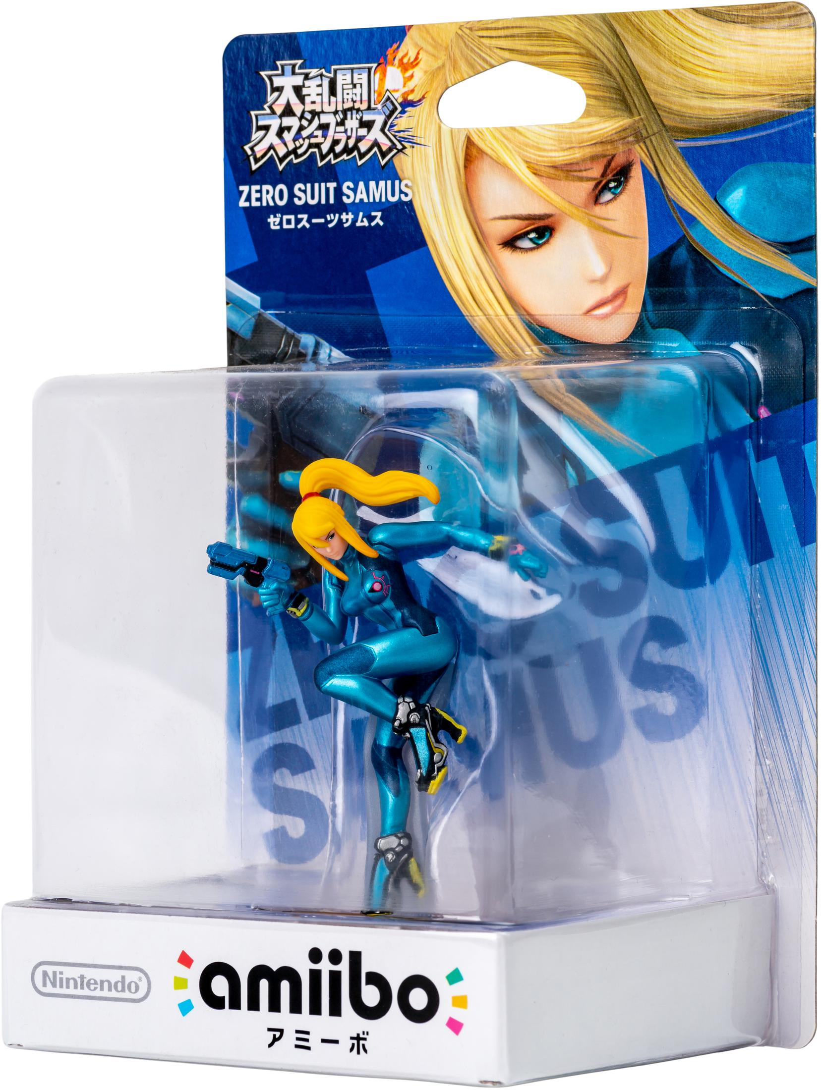 Amiibo Figur von Zero Suit Samus in Verpackung. Blonde Frau im Hintergrund.