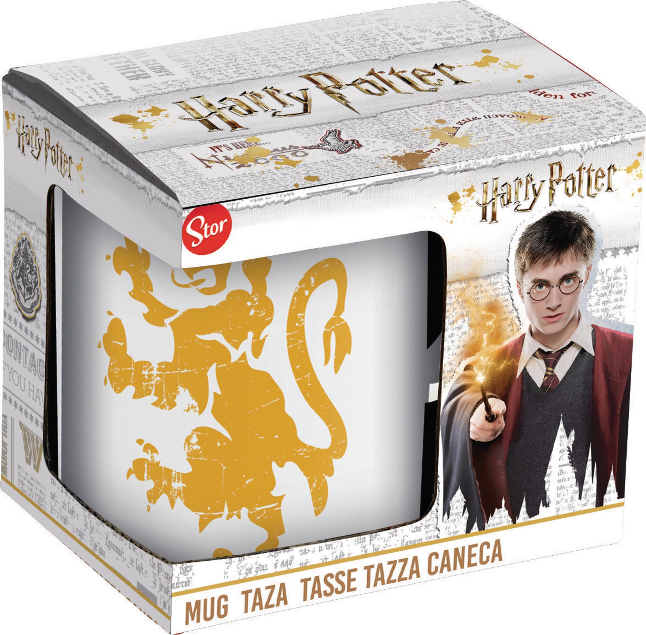 Una taza de Harry Potter en su caja, con una imagen de Harry y un emblema de león dorado.