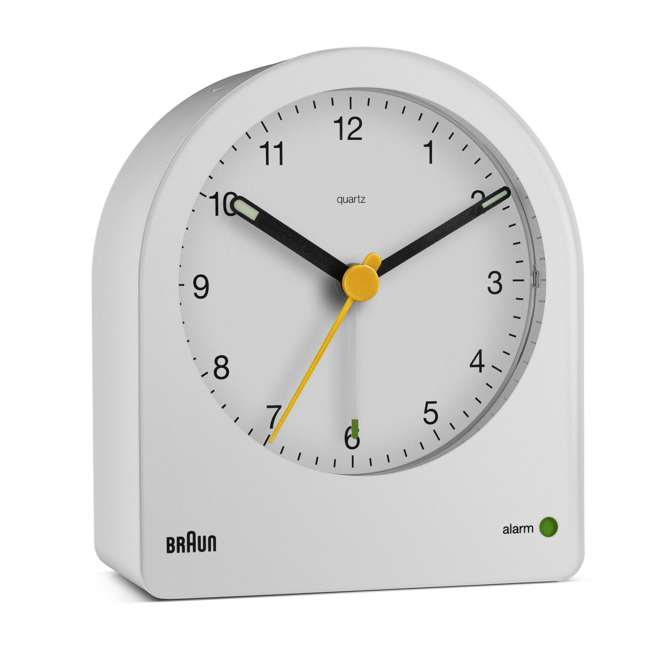 Weißer Braun Wecker mit schwarzen Zeigern, gelbem Sekundenzeiger, weißem Hintergrund.
