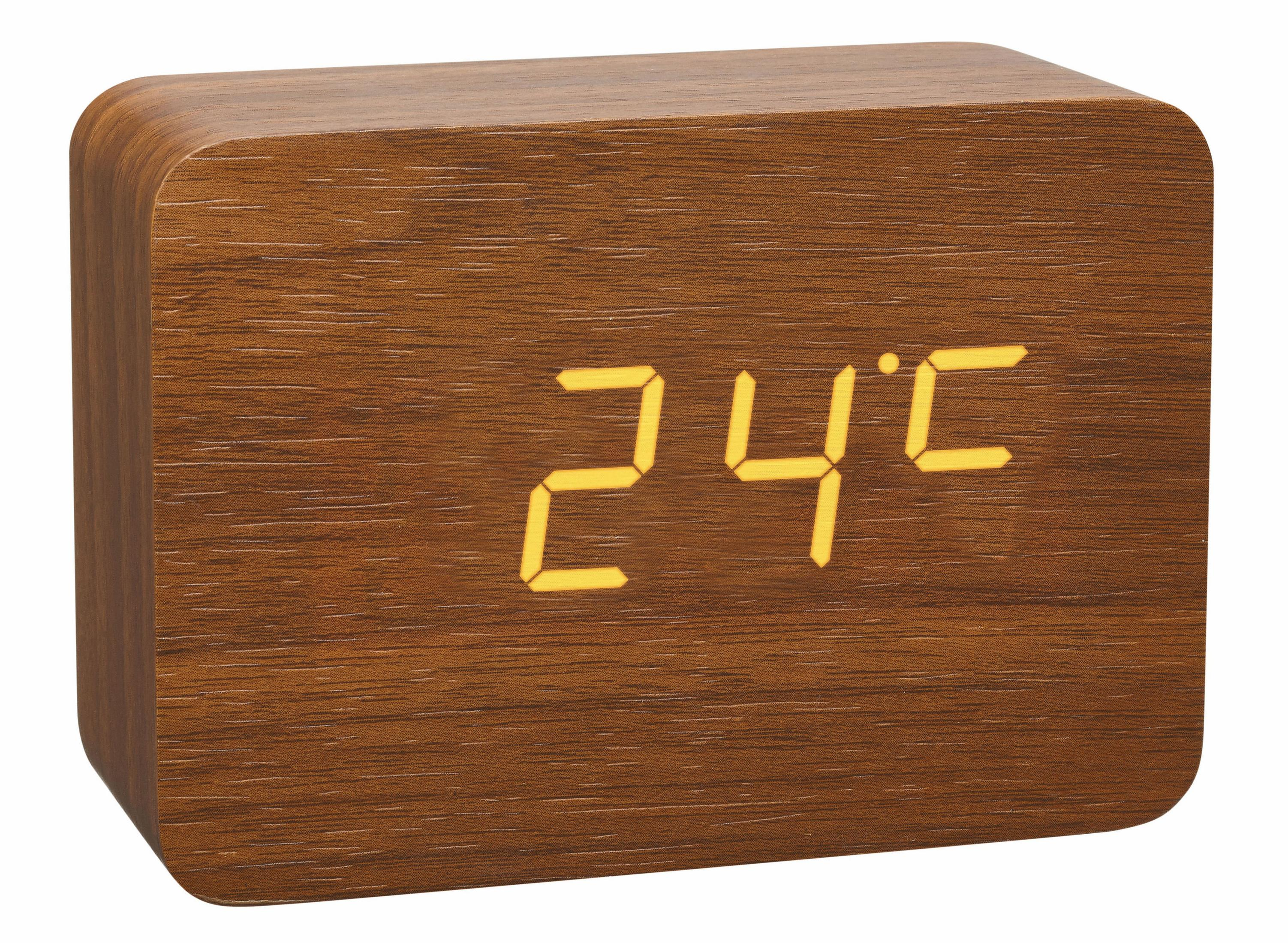 Eine Holzuhr, die 24°C mit gelber Digitalanzeige anzeigt. Der Hintergrund ist weiß.