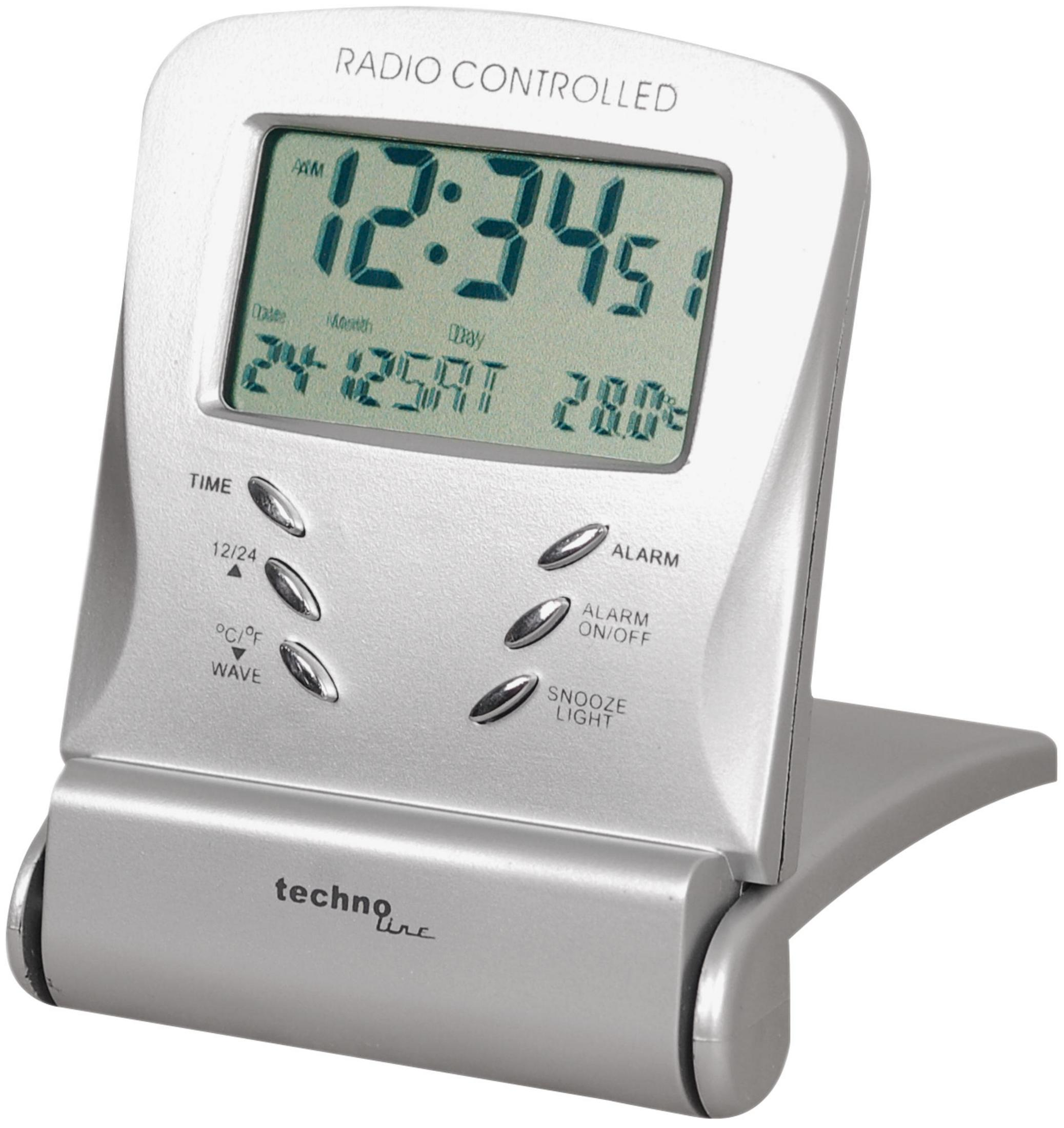 Silberne Digitaluhr, die Zeit, Datum und Temperatur anzeigt. Weißer Hintergrund.