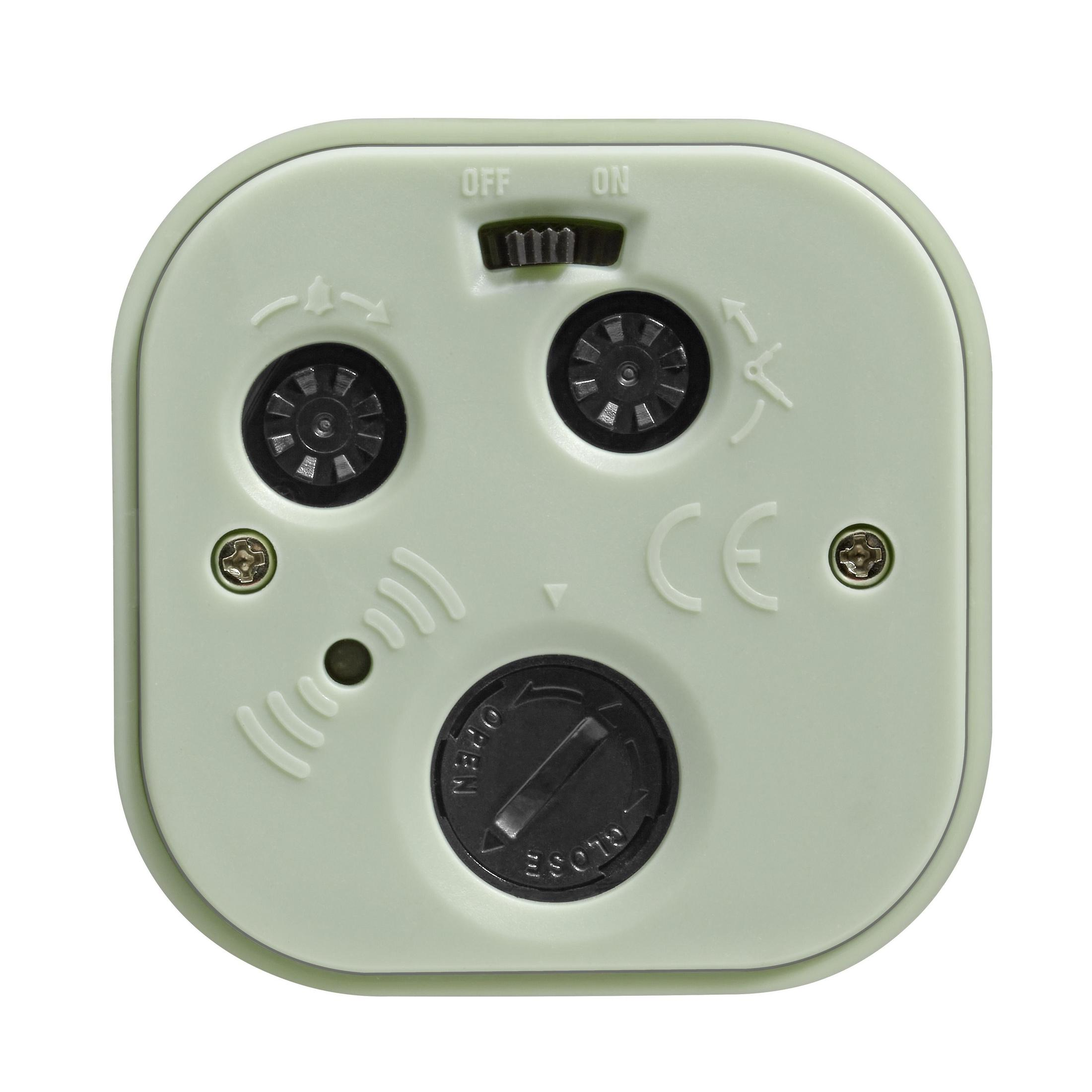 Rückseite eines Geräts mit Schaltern und einer Batterieabdeckung. Hat eine Öffnen/Schließen-Anzeige und ein Wellensymbol.