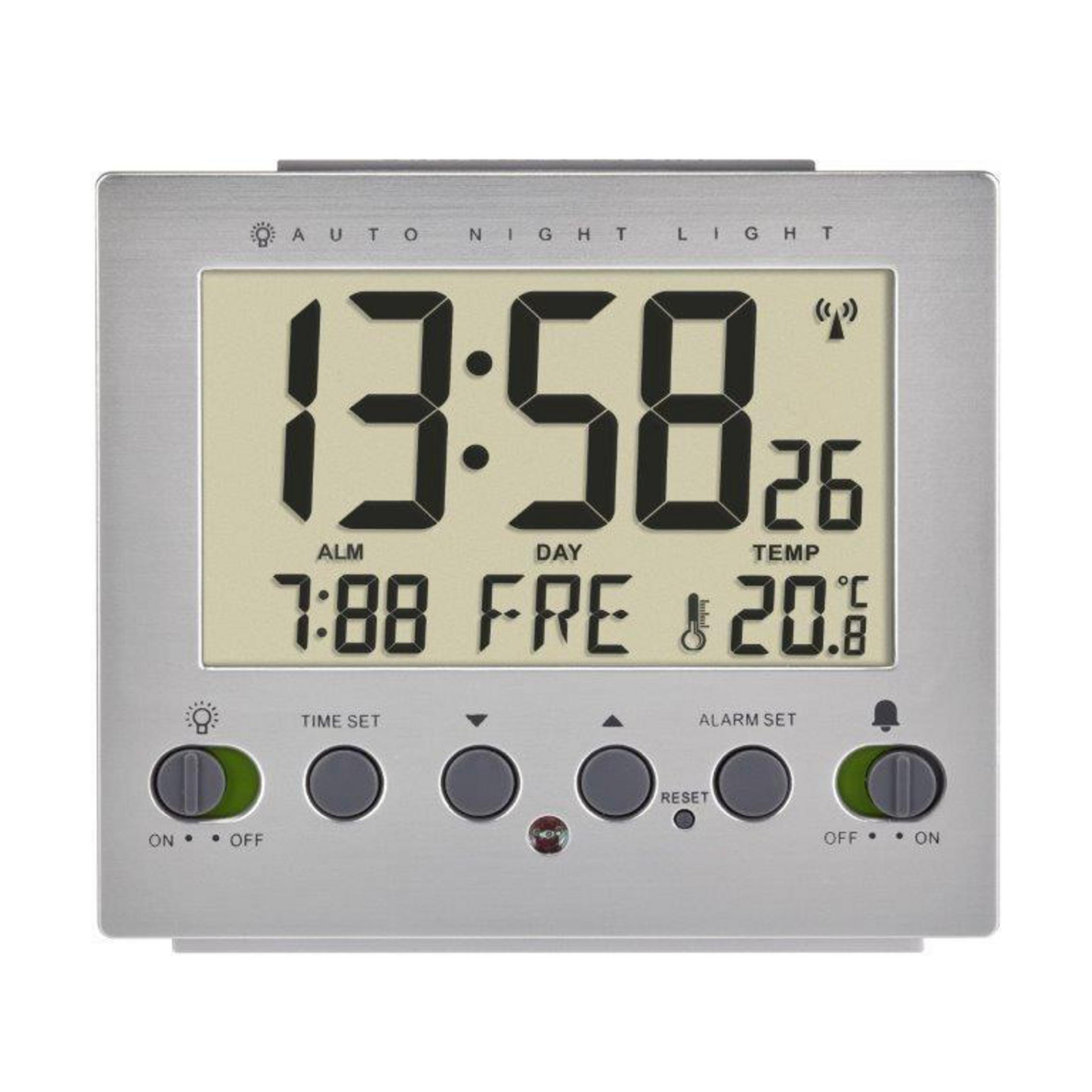 Eine silberne Digitaluhr mit Anzeige von Zeit, Datum und Temperatur. Knöpfe unten.