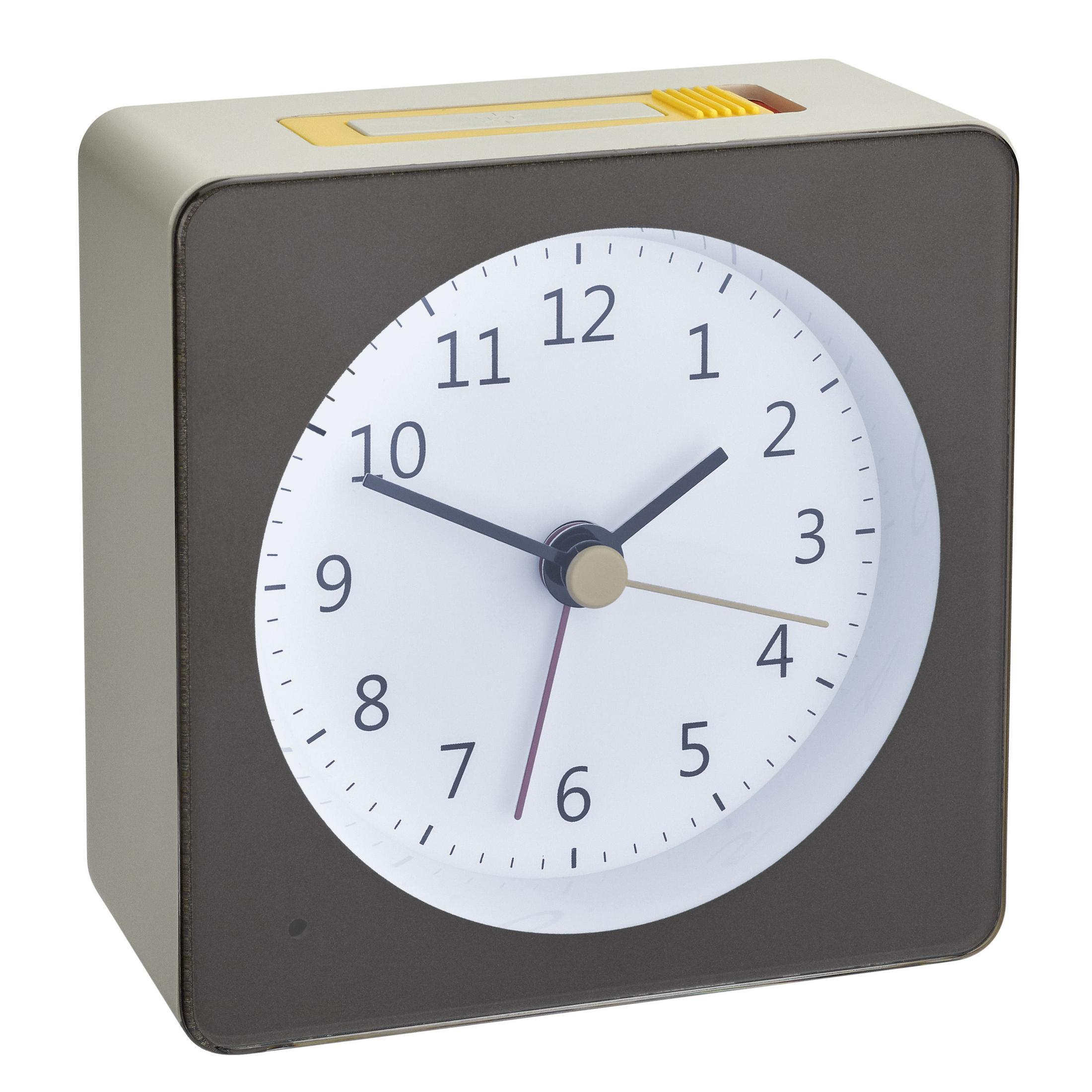 Eine quadratische Uhr mit weißem Zifferblatt und schwarzen Zeigern. Die Uhr zeigt 10:09. Sie hat einen gelben Knopf.
