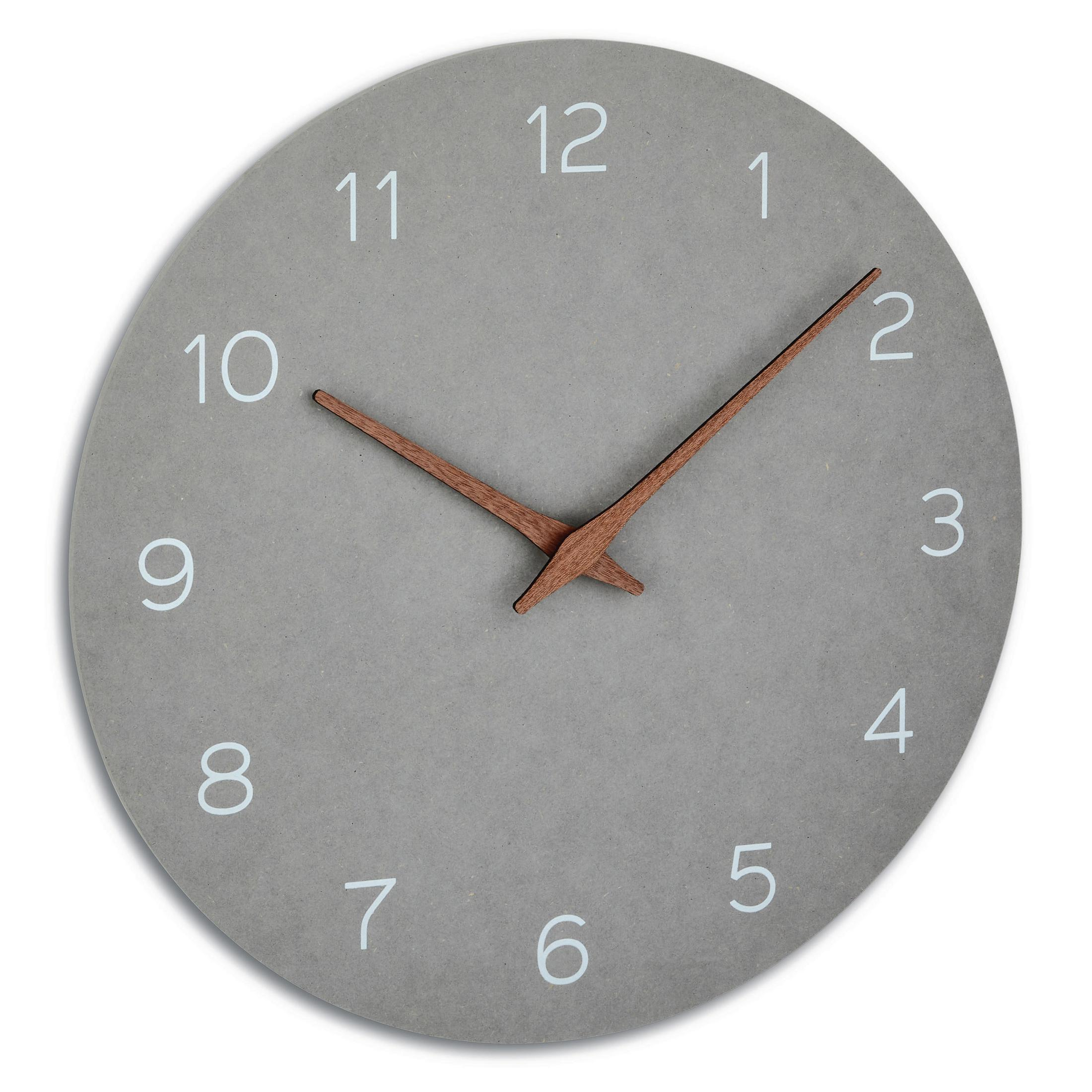 Graue Uhr mit Holzzeigern und weißen Zahlen. Weißer Hintergrund.