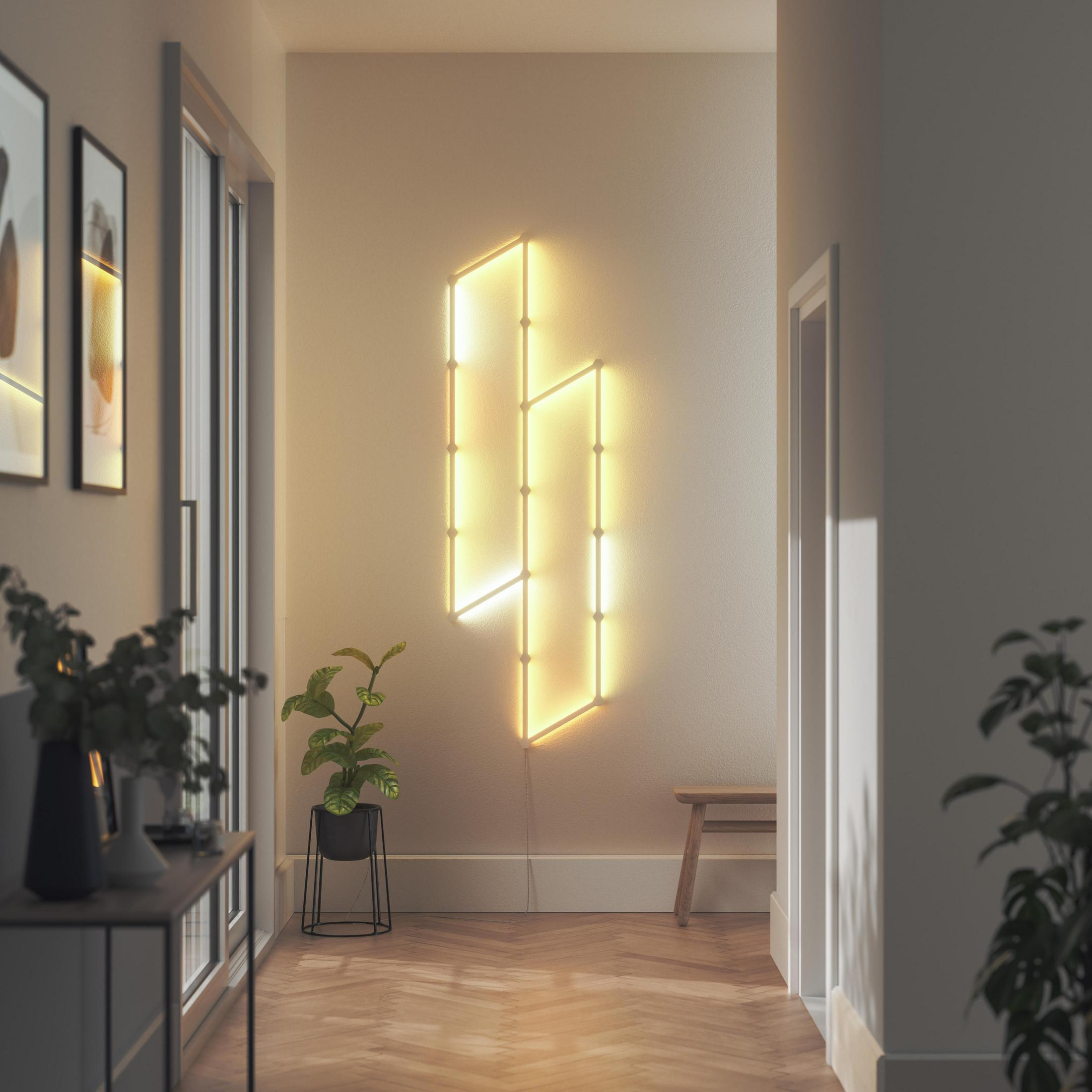 Corridoio con moderno design di luce a parete gialla, pianta e consolle in legno.