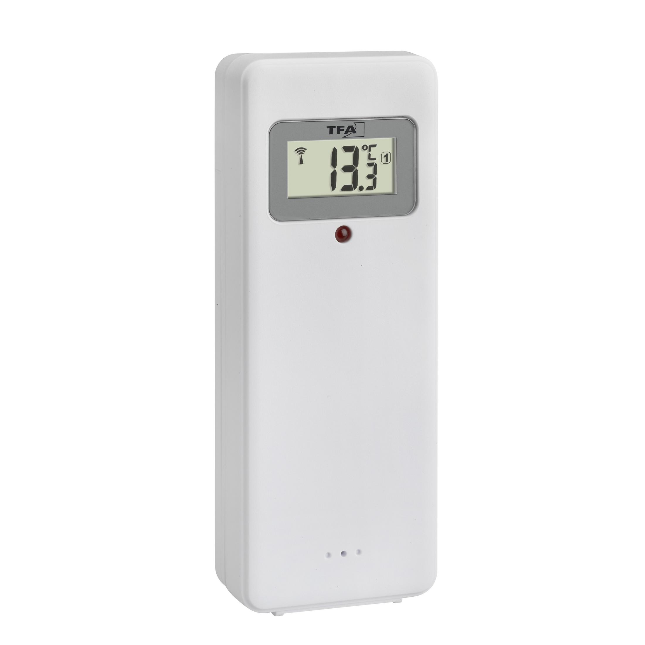 Ein weißes Digitalthermometer, das 13,3 Grad anzeigt, das rote Licht leuchtet. Weißer Hintergrund.
