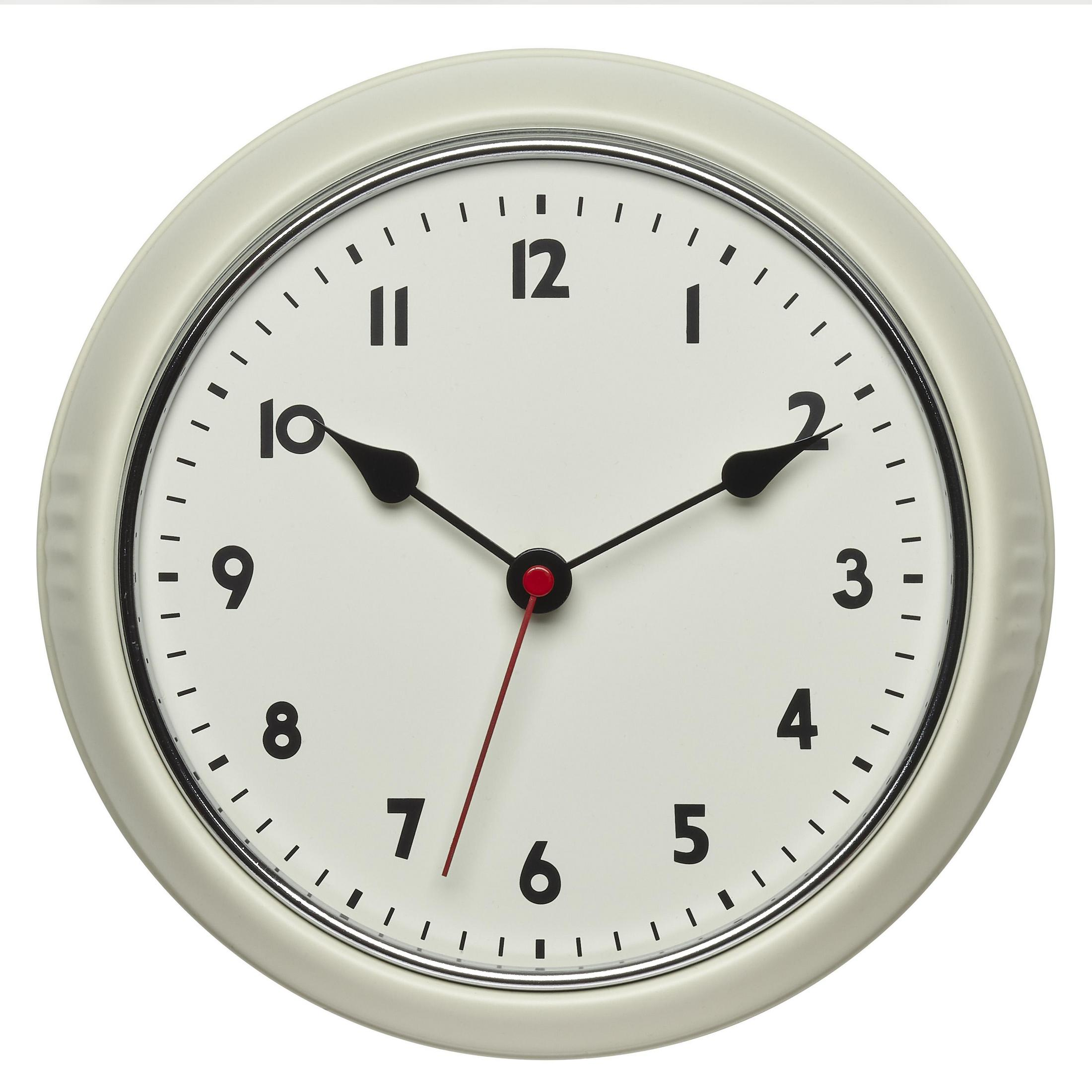 Runde Wanduhr mit cremefarbenem Rahmen, schwarzen Ziffern und Zeigern und rotem Sekundenzeiger, weißer Hintergrund.