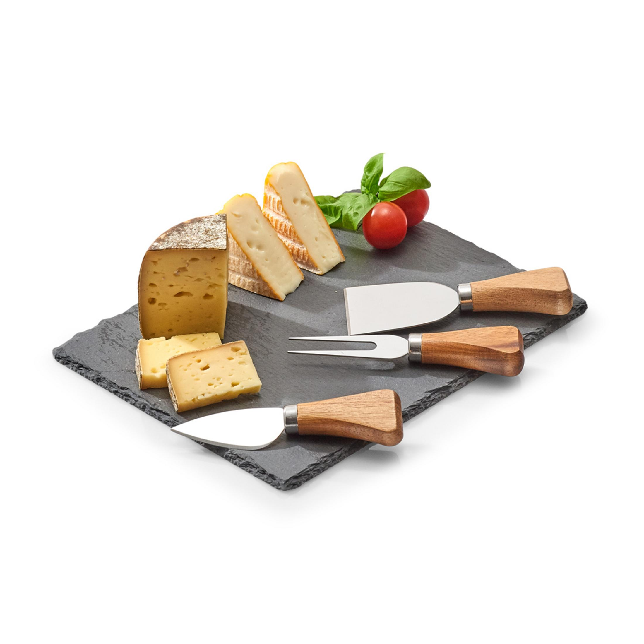 Käse und Käsemesser auf Schiefer. Tomaten und Basilikum sind vorhanden.
