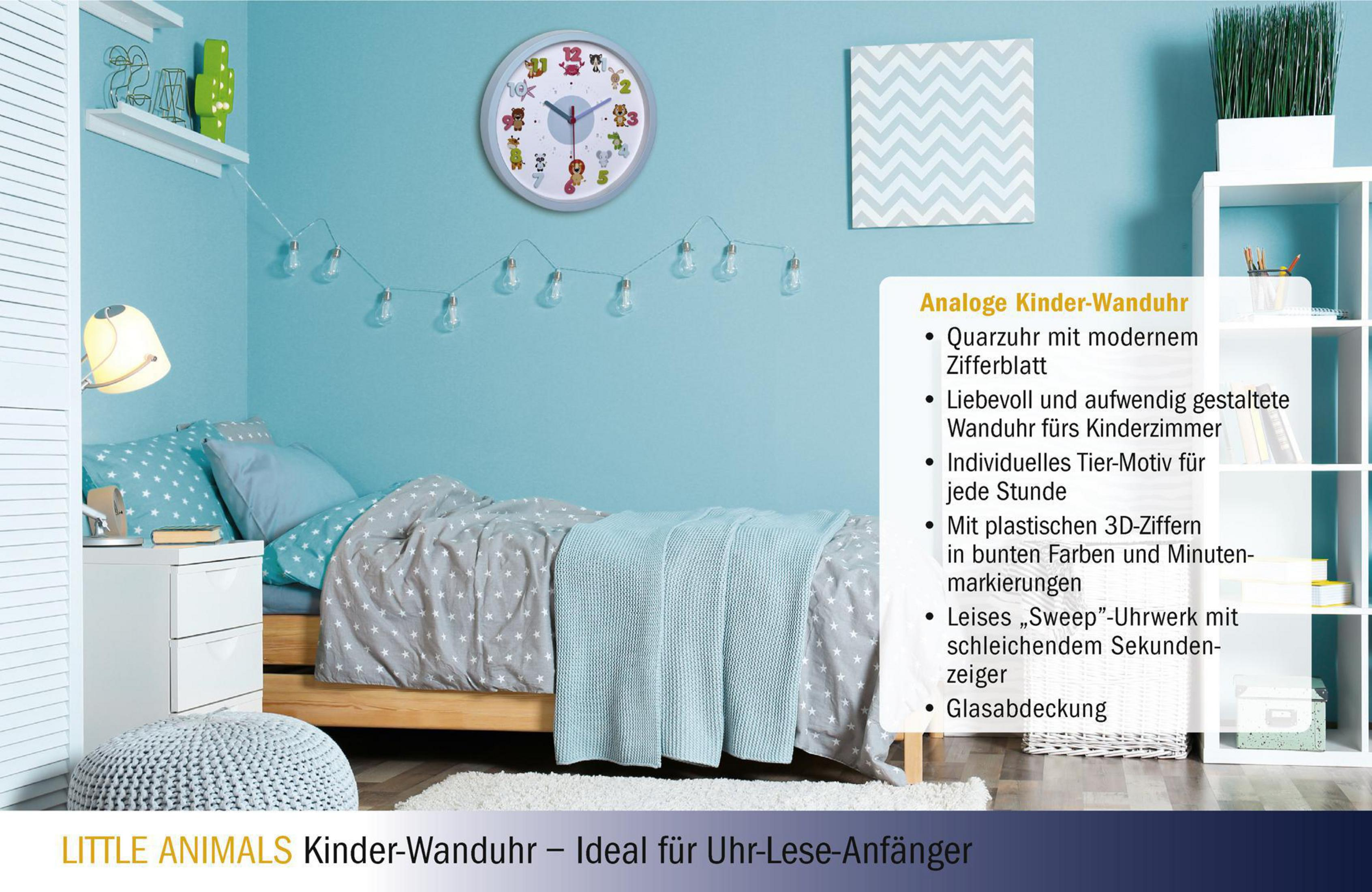 Kinderzimmer mit Bett, Uhr und blauer Wand mit Text.