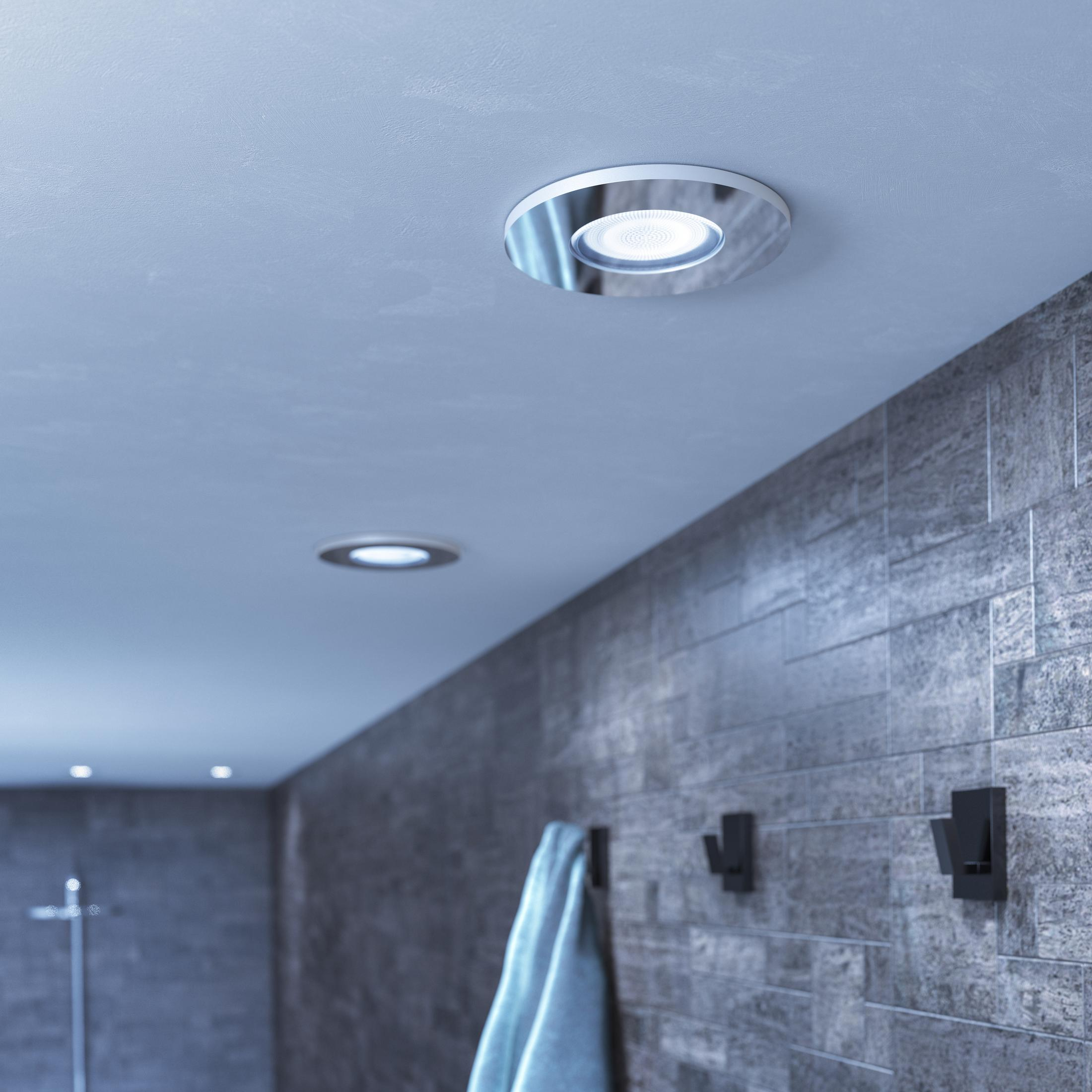 Faretti da incasso a soffitto con due luci e una parete piastrellata.