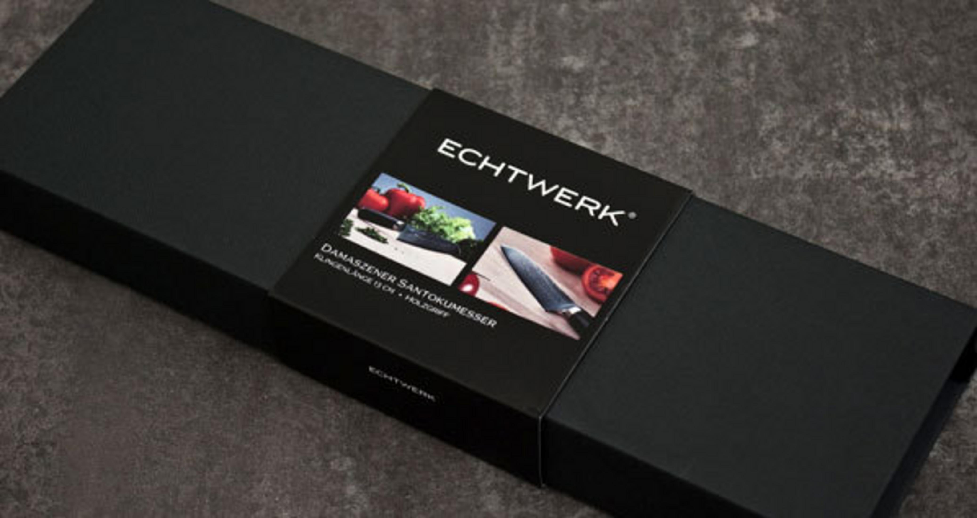 Eine schwarze Echtwerk-Box, die ein Messer mit dunklem Griff und Klinge enthält.