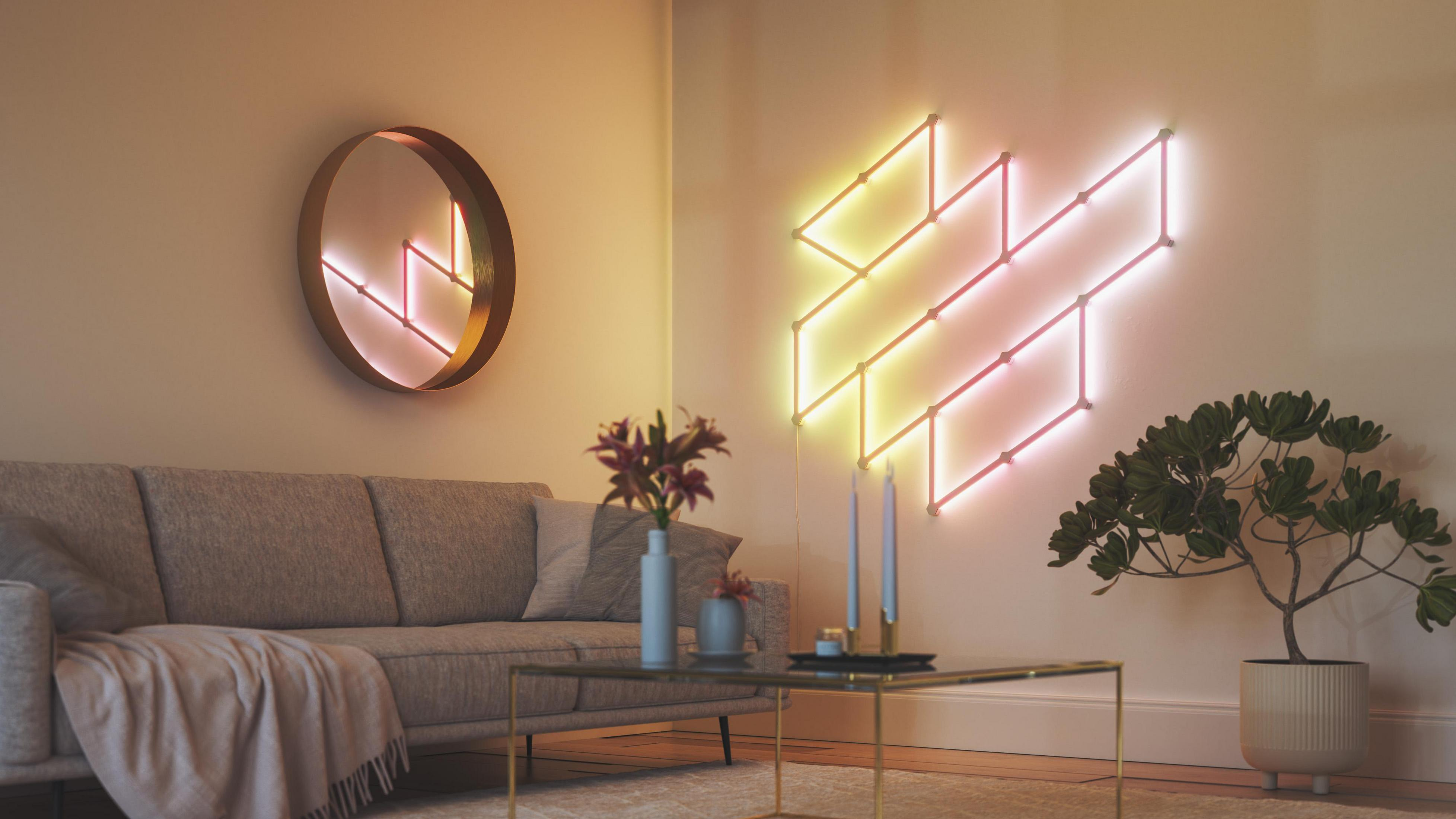 Soggiorno con arte al neon, divano, tavolino e un piccolo albero. Specchio sulla parete.