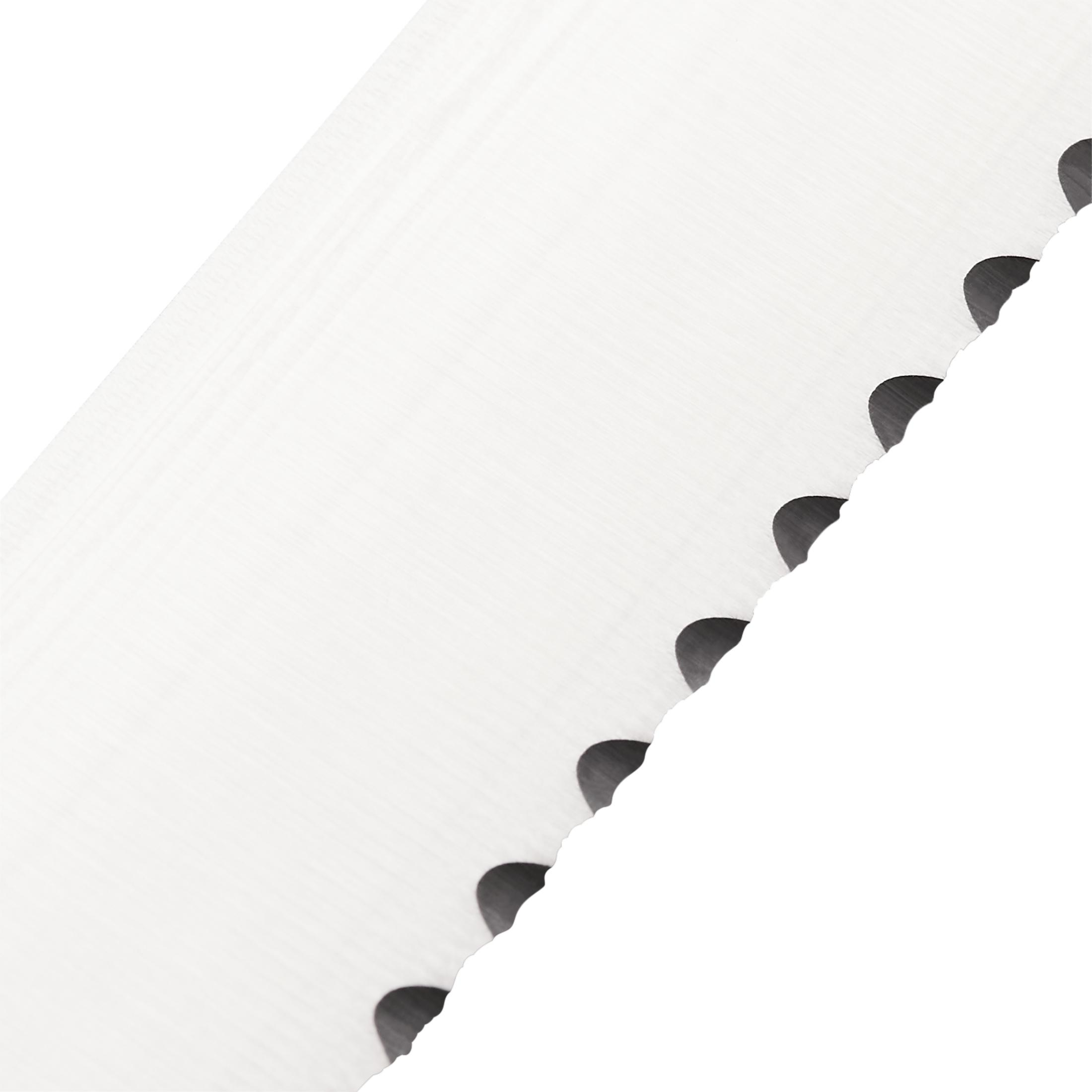 Weißes Papier mit schwarzen, gebogenen Schnittkanten. Diagonale Ansicht auf weißem Hintergrund.