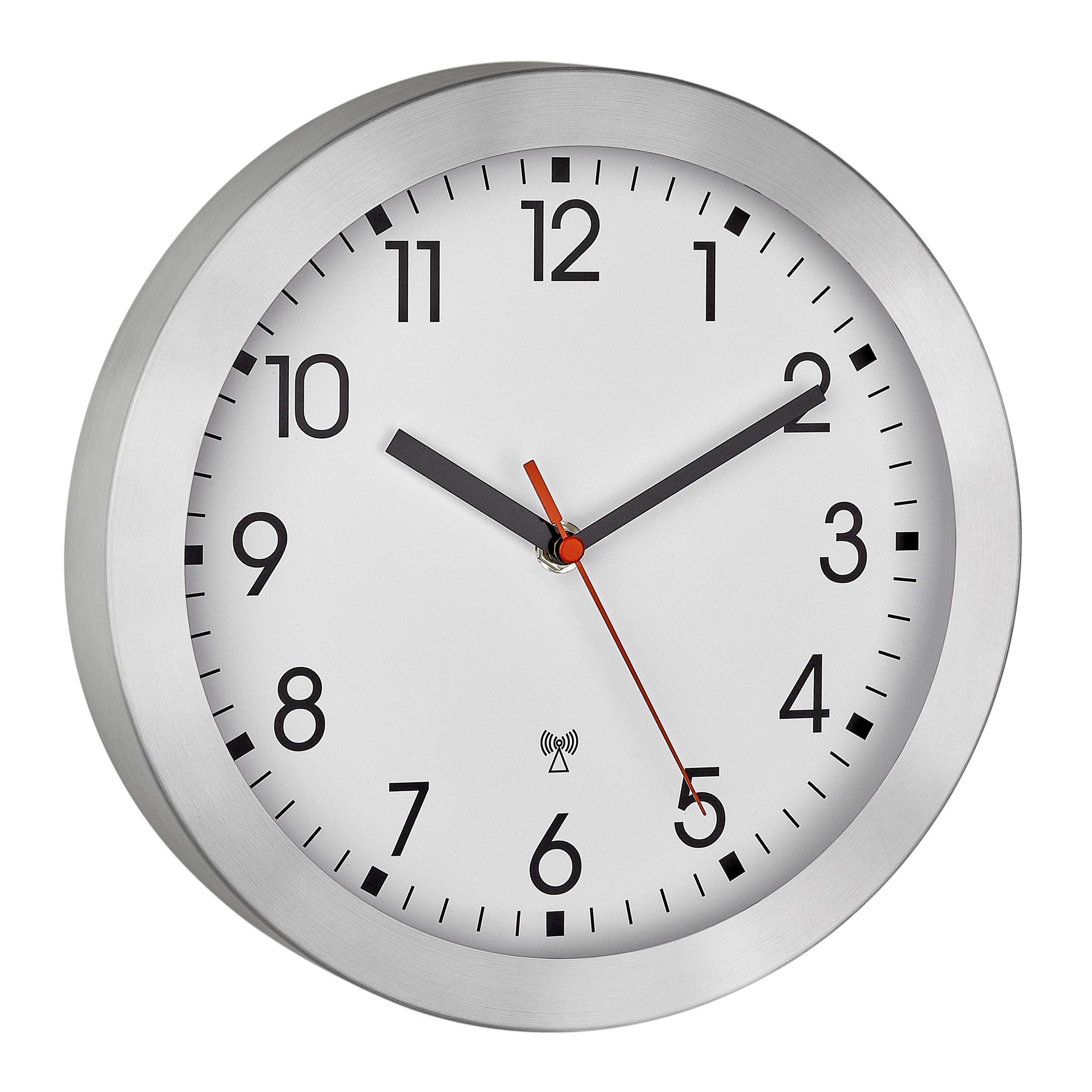 Silberne Wanduhr mit schwarzen Zahlen und rotem Sekundenzeiger.