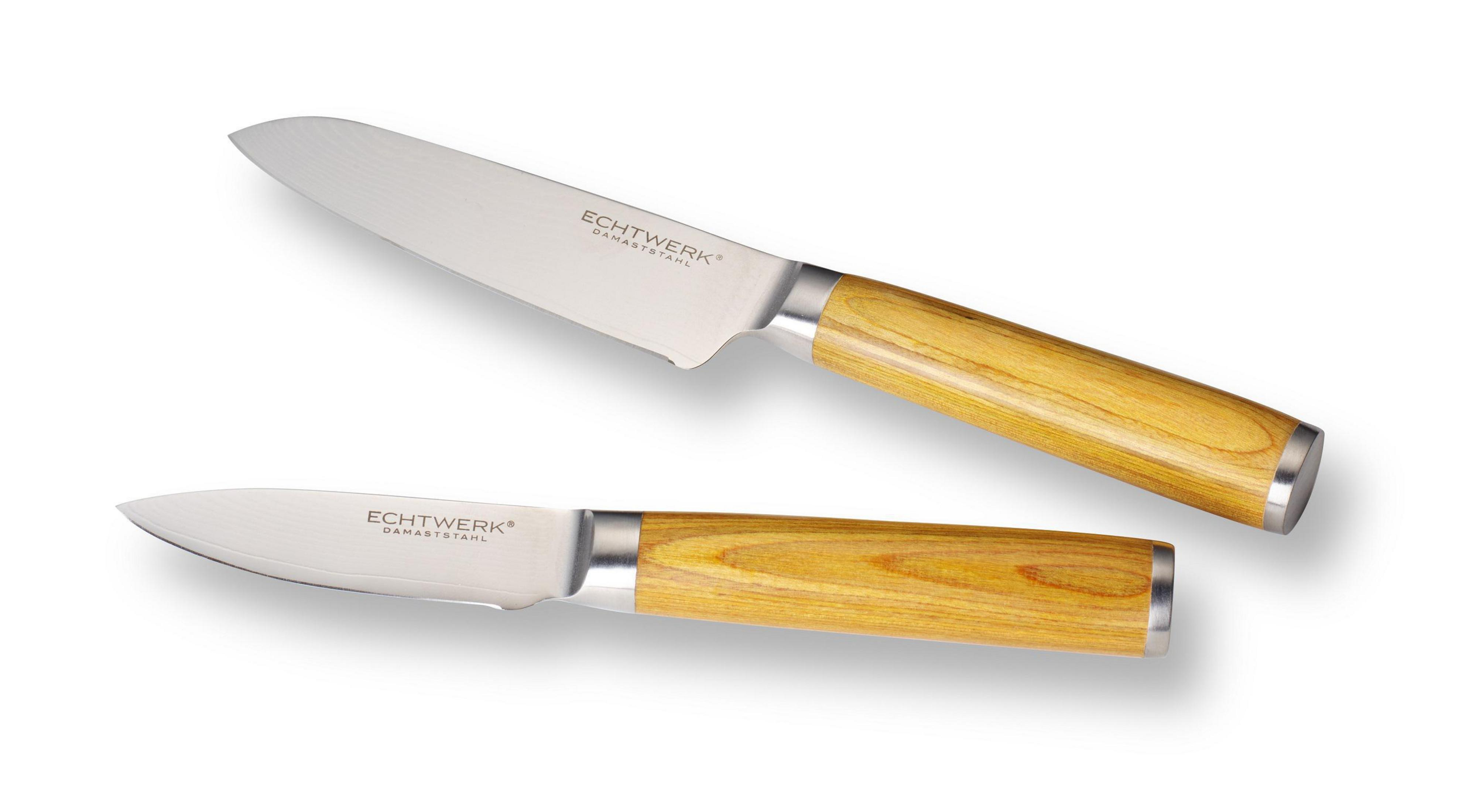Zwei Küchenmesser auf weißer Oberfläche. Sie haben Holzgriffe und silberne Klingen.