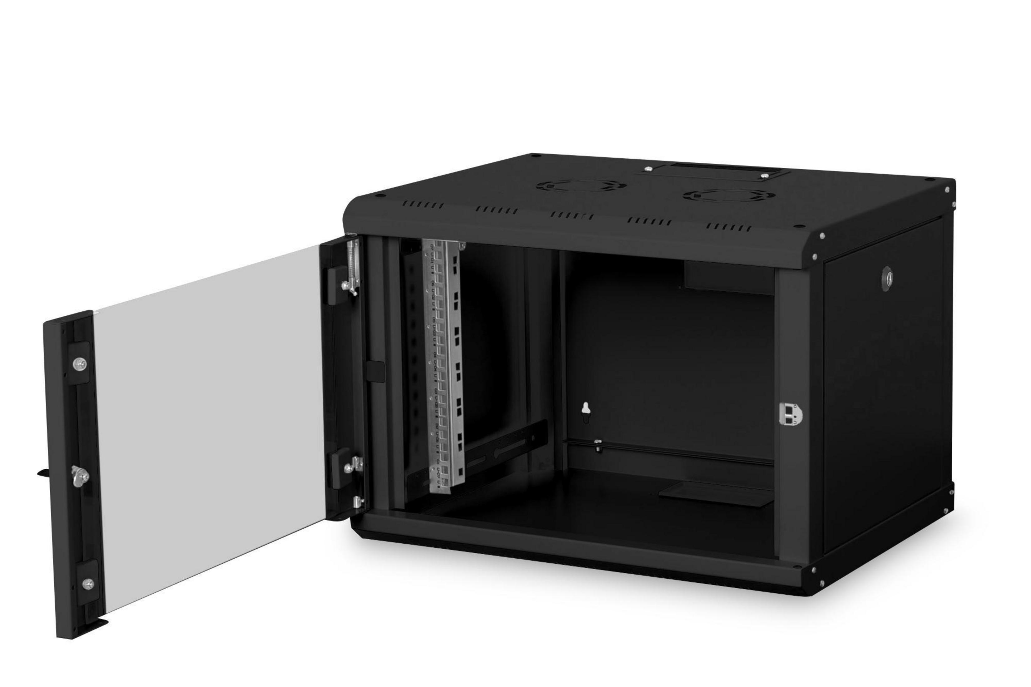 Schwarzer Server-Rack-Schrank, Tür offen, mit sichtbaren Montageschienen. Die Tür ist transparent.