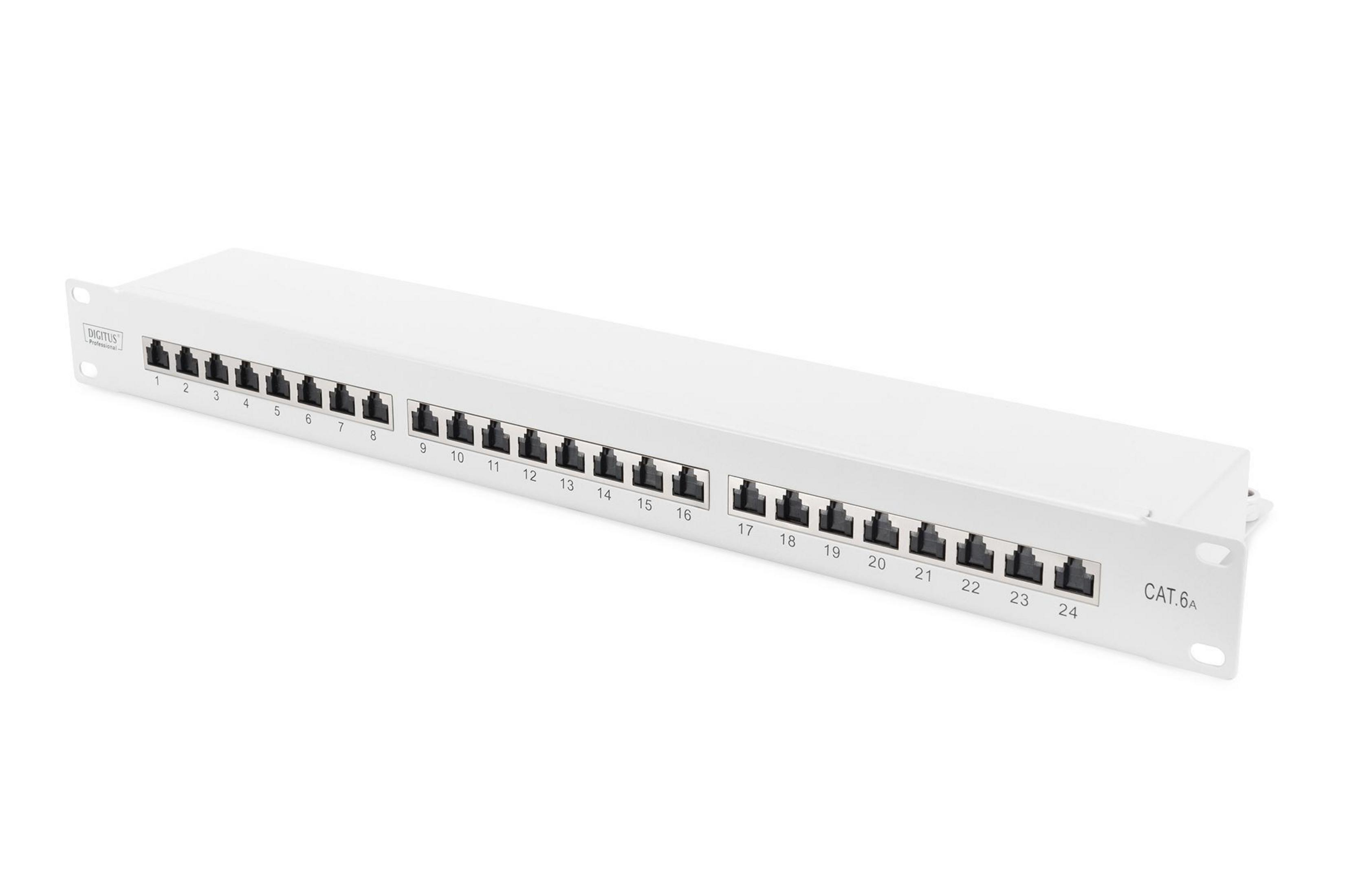 Ein weißes Patchpanel mit 24 RJ45-Ports, nummeriert 1-24. Cat 6A-Etikett.