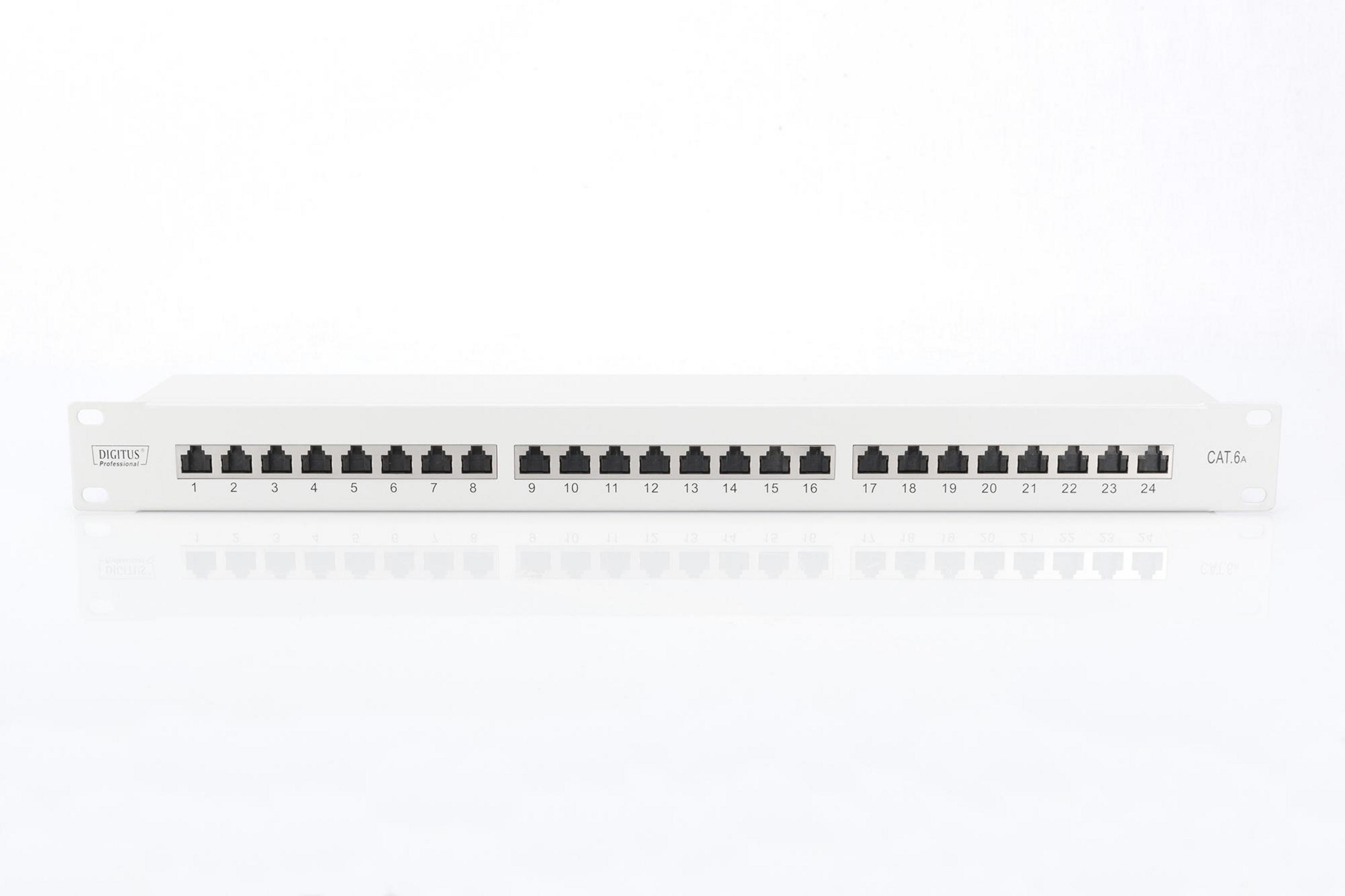 Ein weißes Digitus Patchpanel mit 24 Ports, beschriftet CAT 6A, auf heller Oberfläche.
