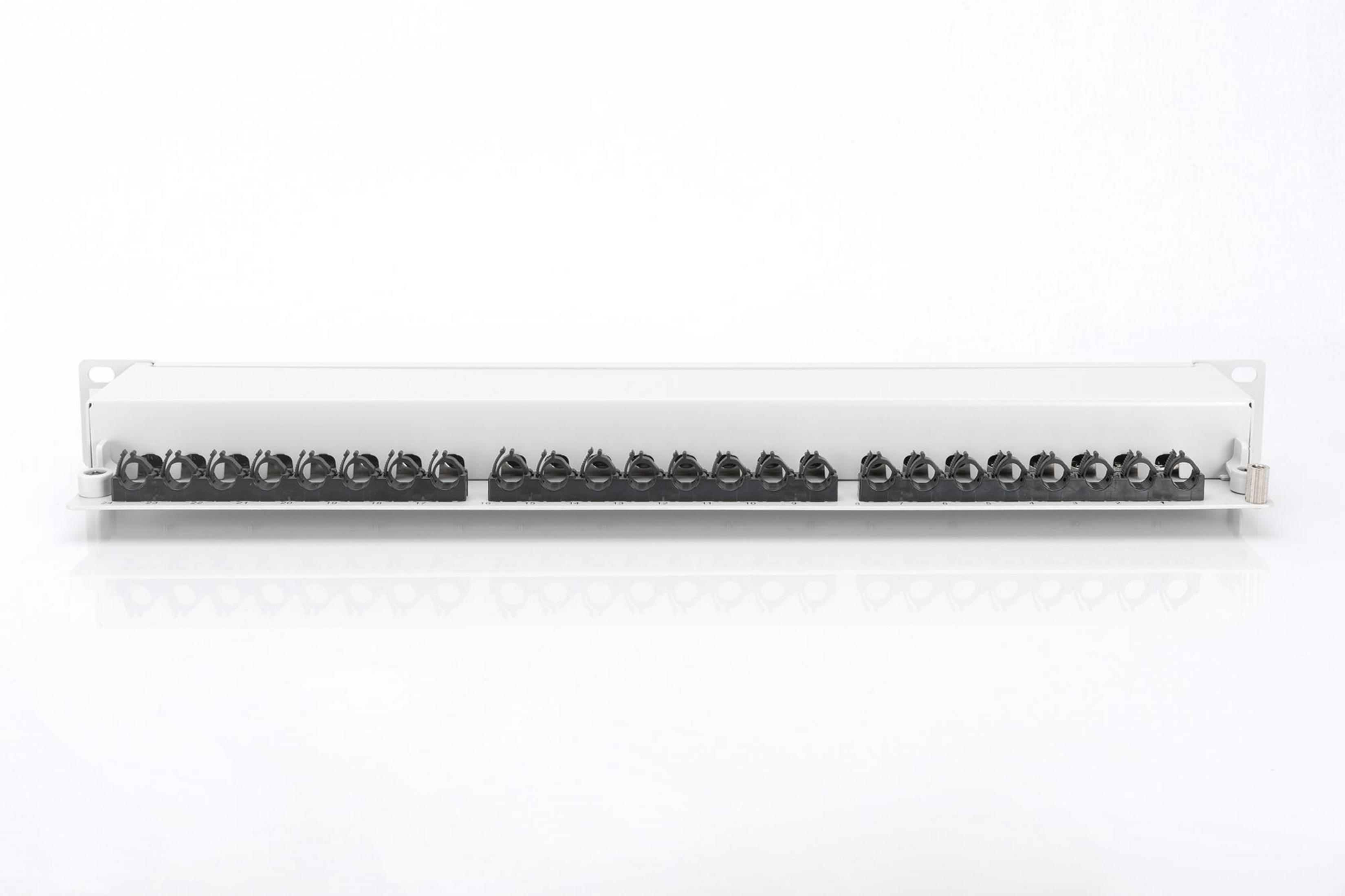 Weißes Rack-Mount-Panel mit mehreren schwarzen Anschlüssen, in zwei Reihen angeordnet.