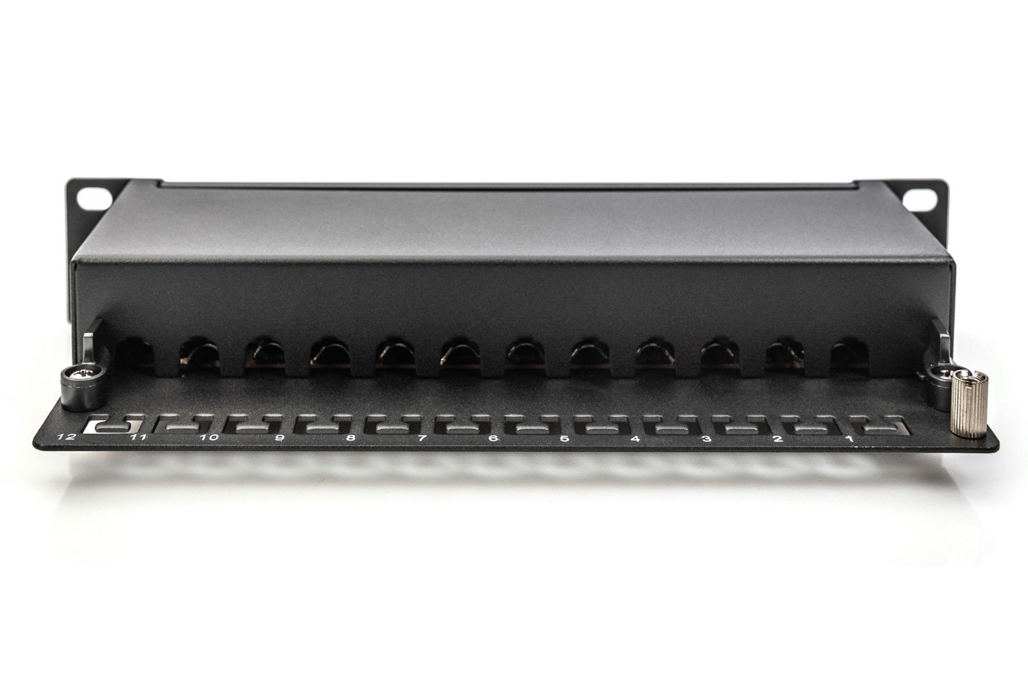 Schwarzes Patchpanel für Rackmontage mit mehreren Anschlüssen und Beschriftungen.