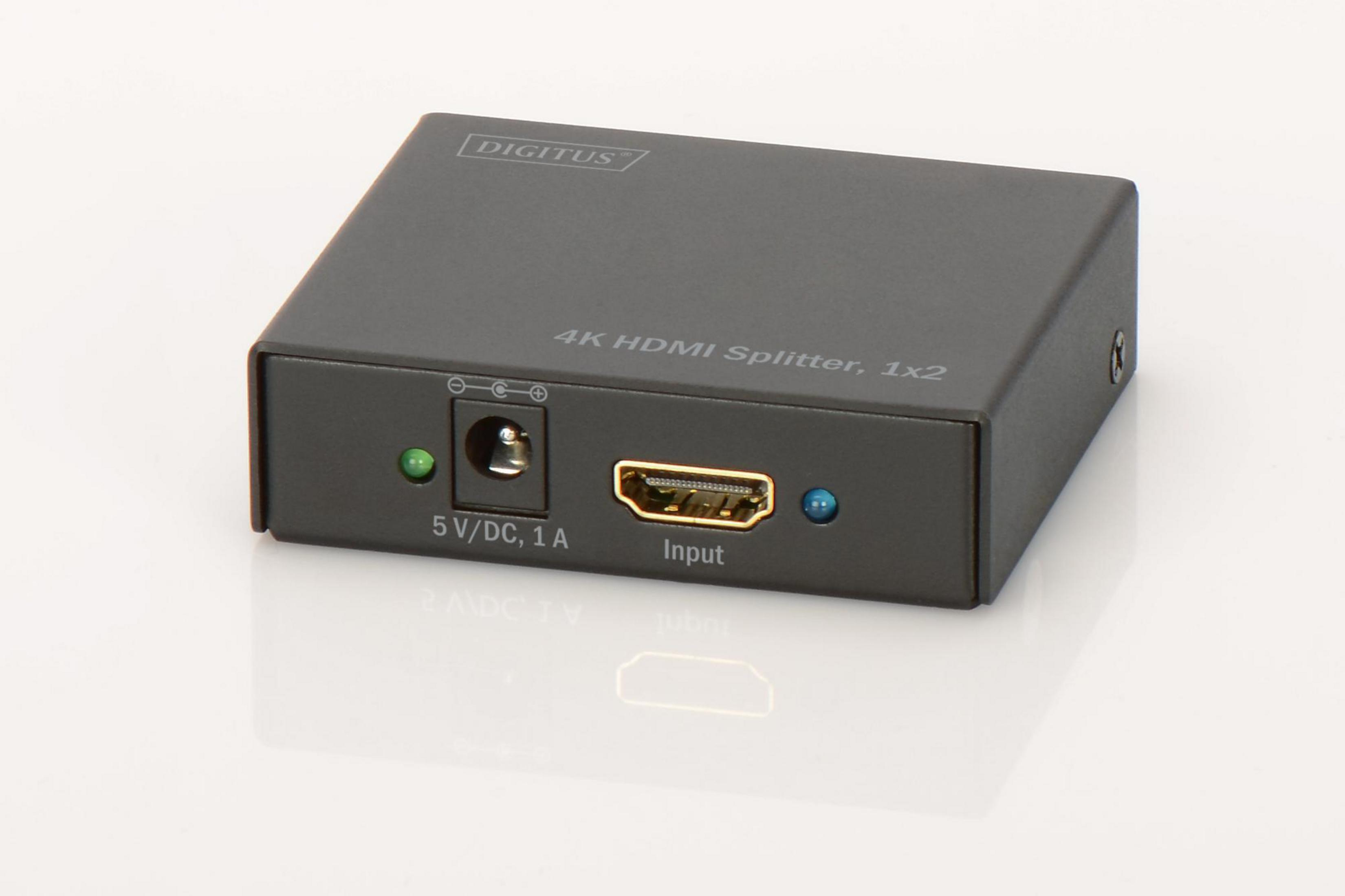 Schwarzer 4K HDMI-Splitter. Er hat einen Stromeingang, einen HDMI-Ein- und -Ausgang. Auf weißem Hintergrund.