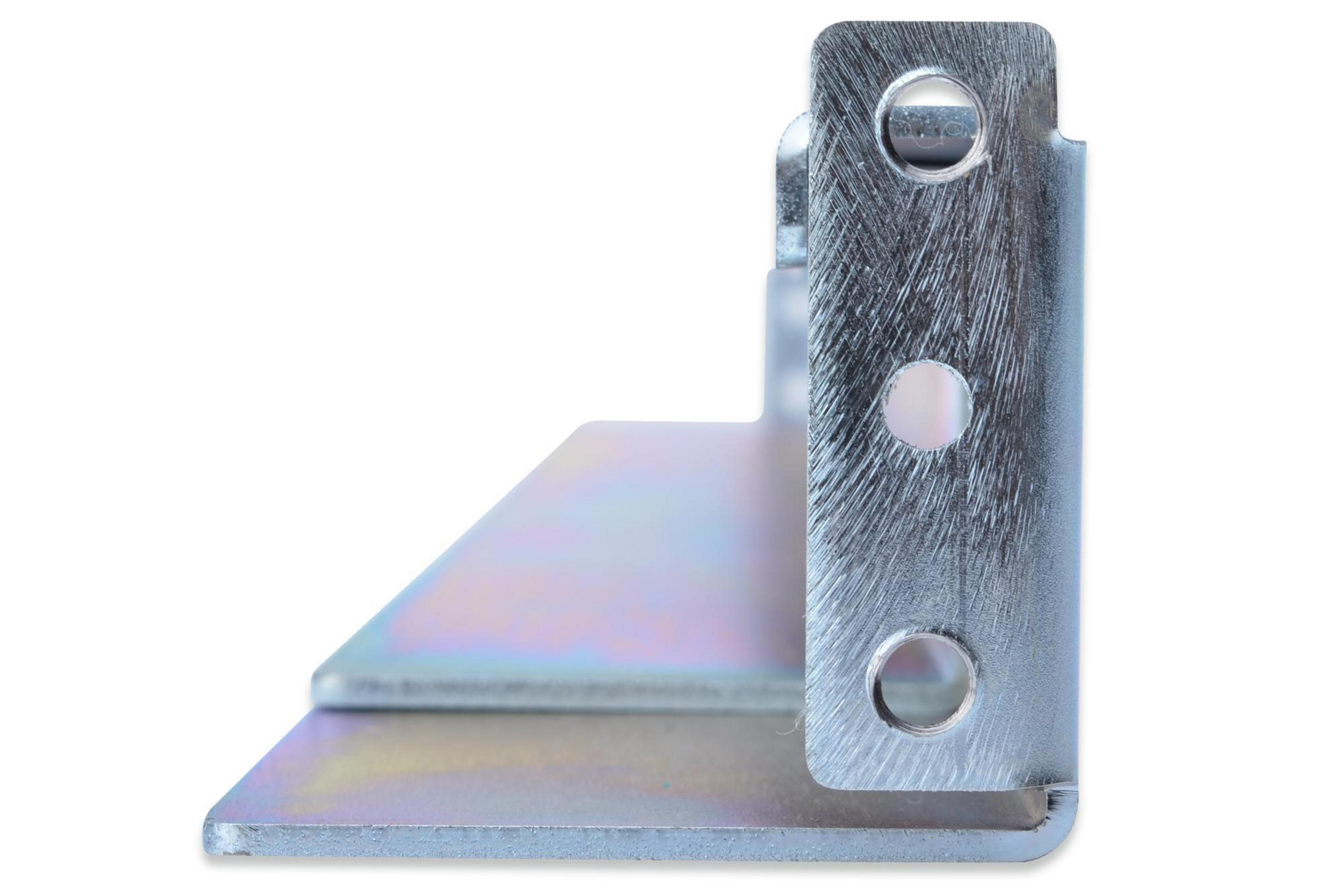Eine metallische L-förmige Halterung mit drei Löchern, isoliert vor weißem Hintergrund.
