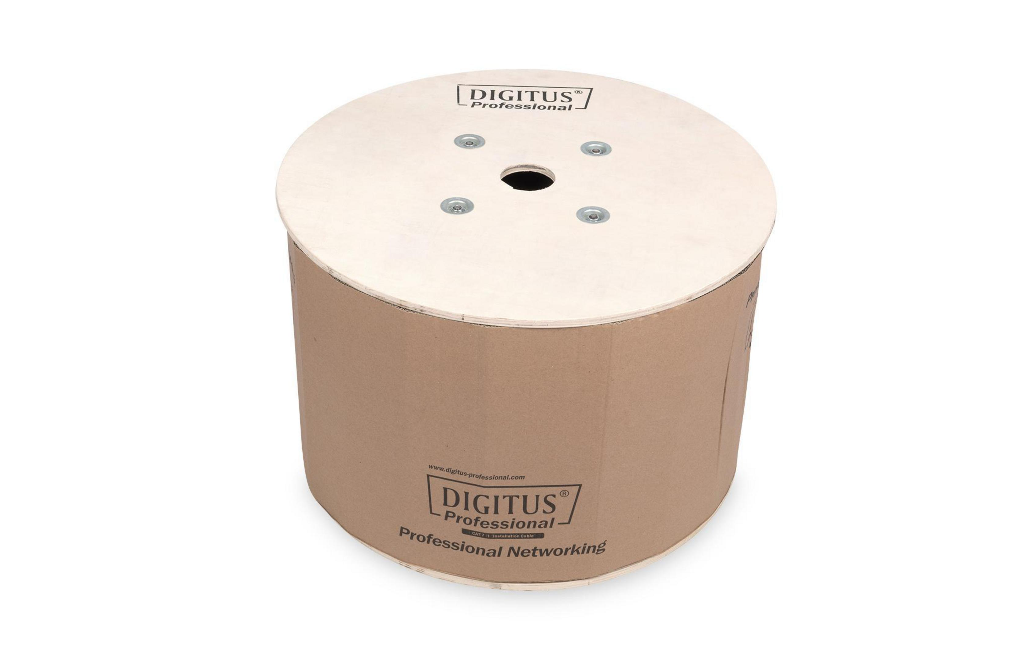 Große Kabeltrommel aus Pappe mit Holzplatte. DIGITUS Professional-Etikett. Weißer Hintergrund.