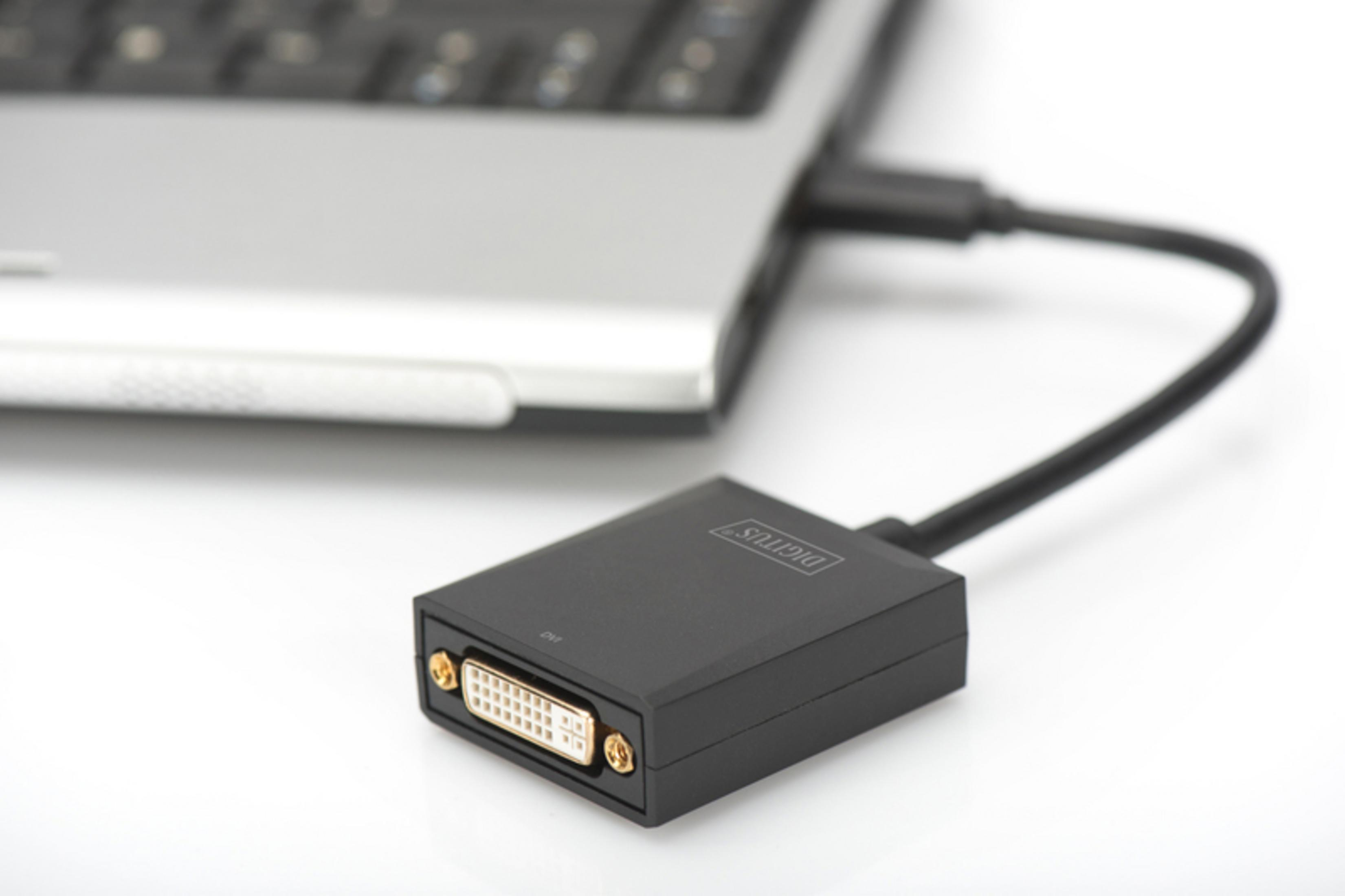 Schwarzer Adapter, der mit einem Laptop verbunden ist.