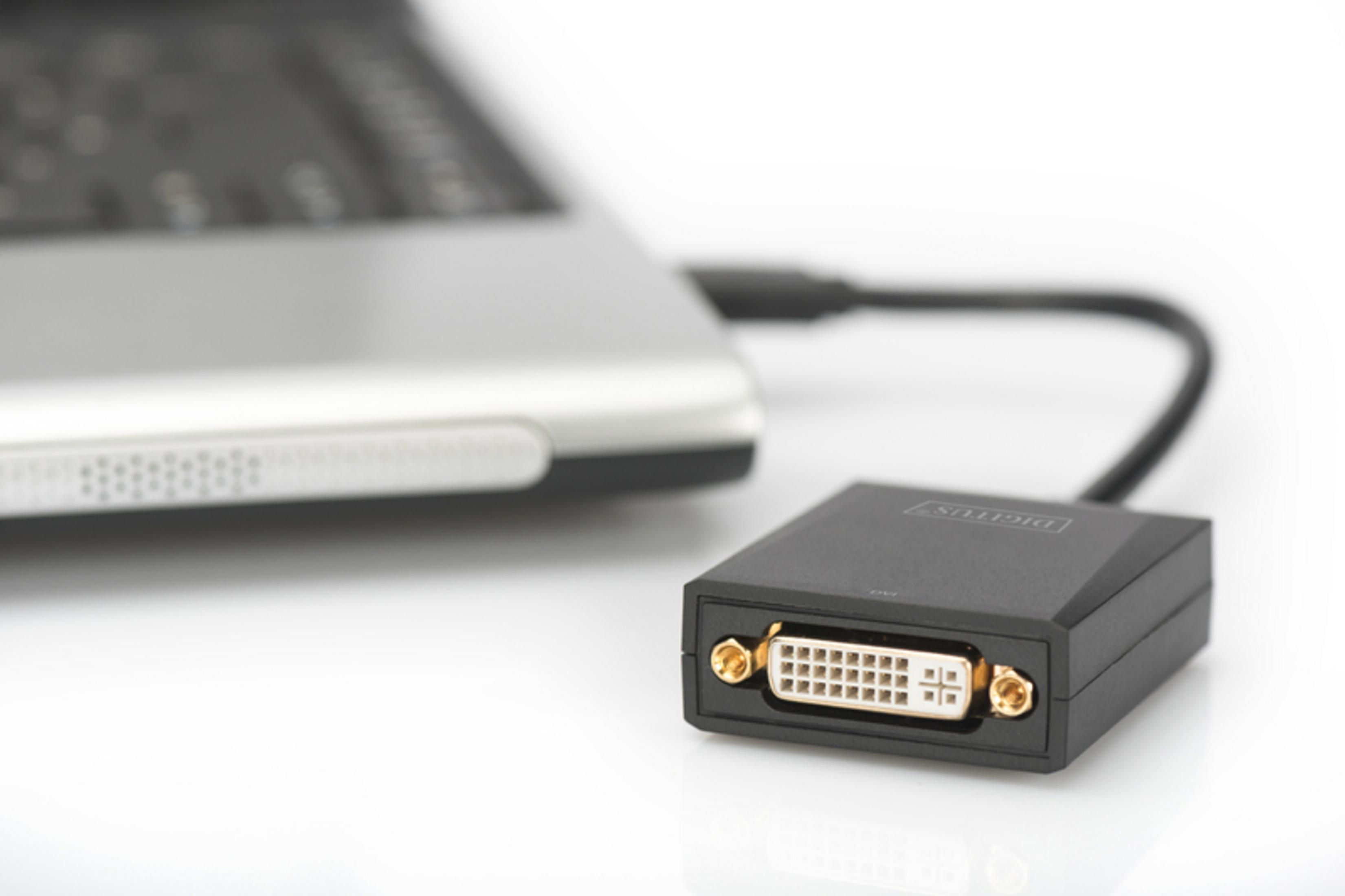 Laptop, verbunden mit einem schwarzen DVI-Adapter über ein schwarzes Kabel.
