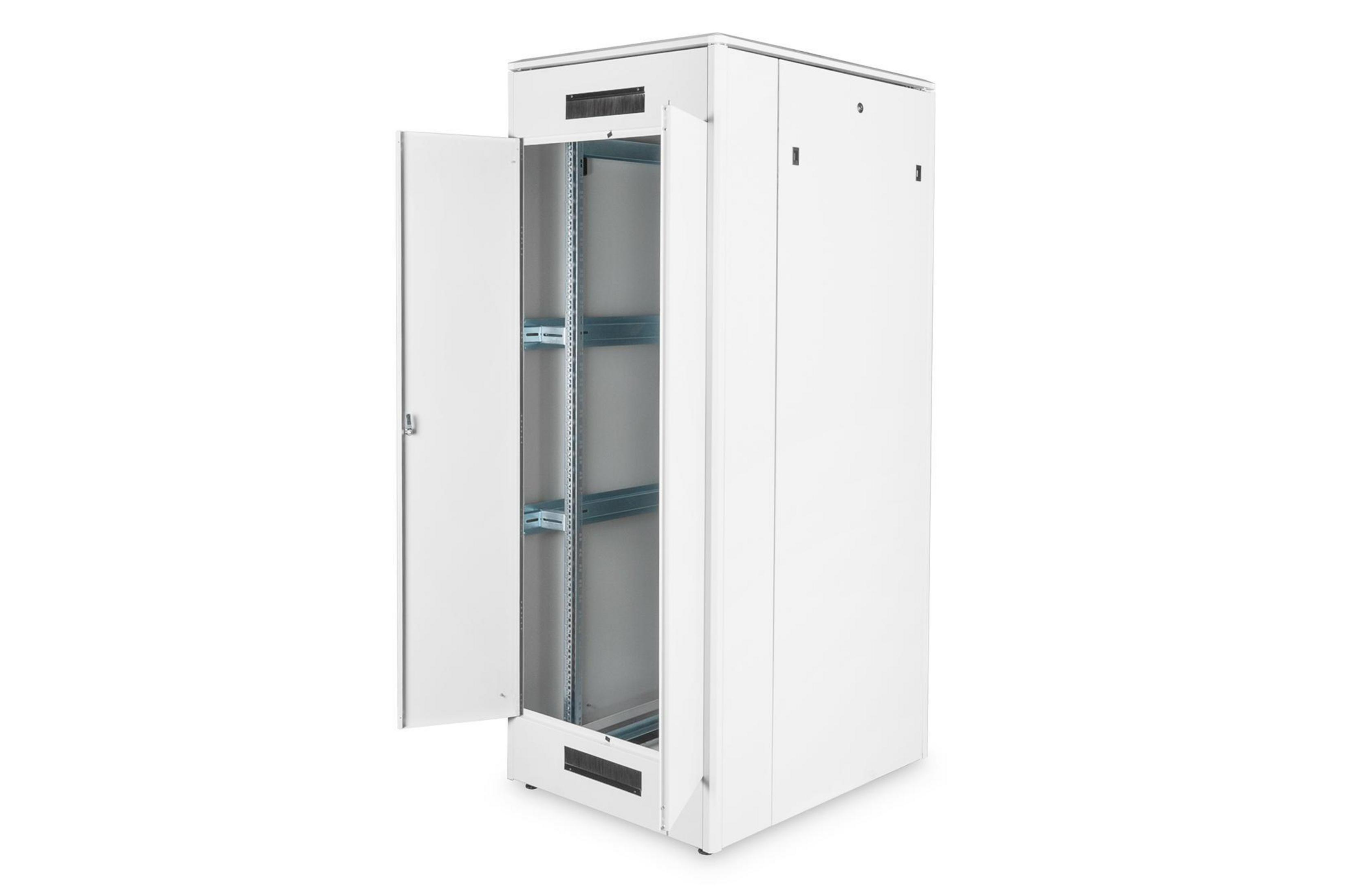 Ein weißes Server-Rack mit einer geöffneten Tür. Es steht vor einem weißen Hintergrund.