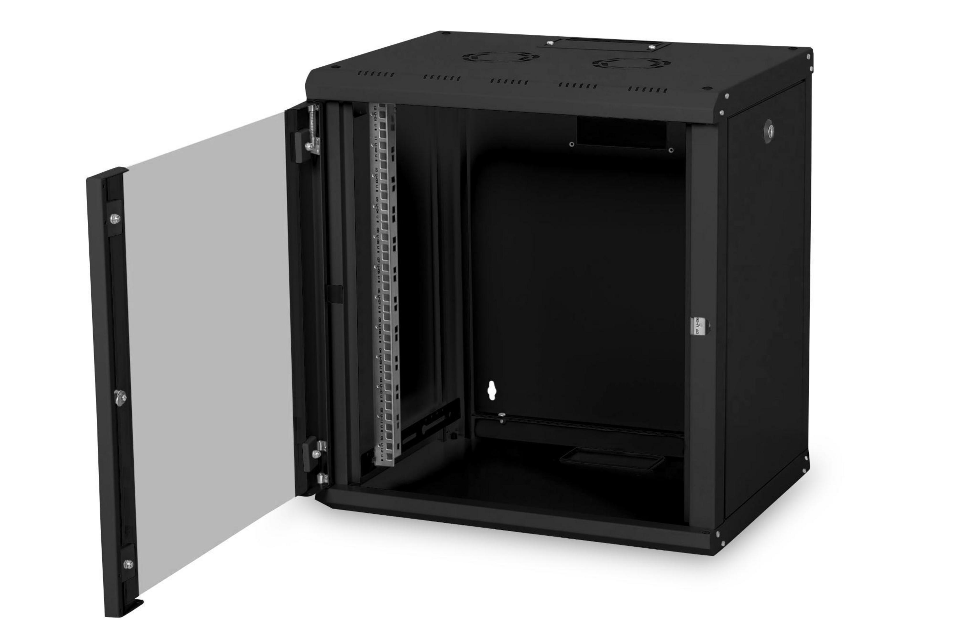 Ein schwarzer Serverschrank mit Glastür. Die Tür ist offen.