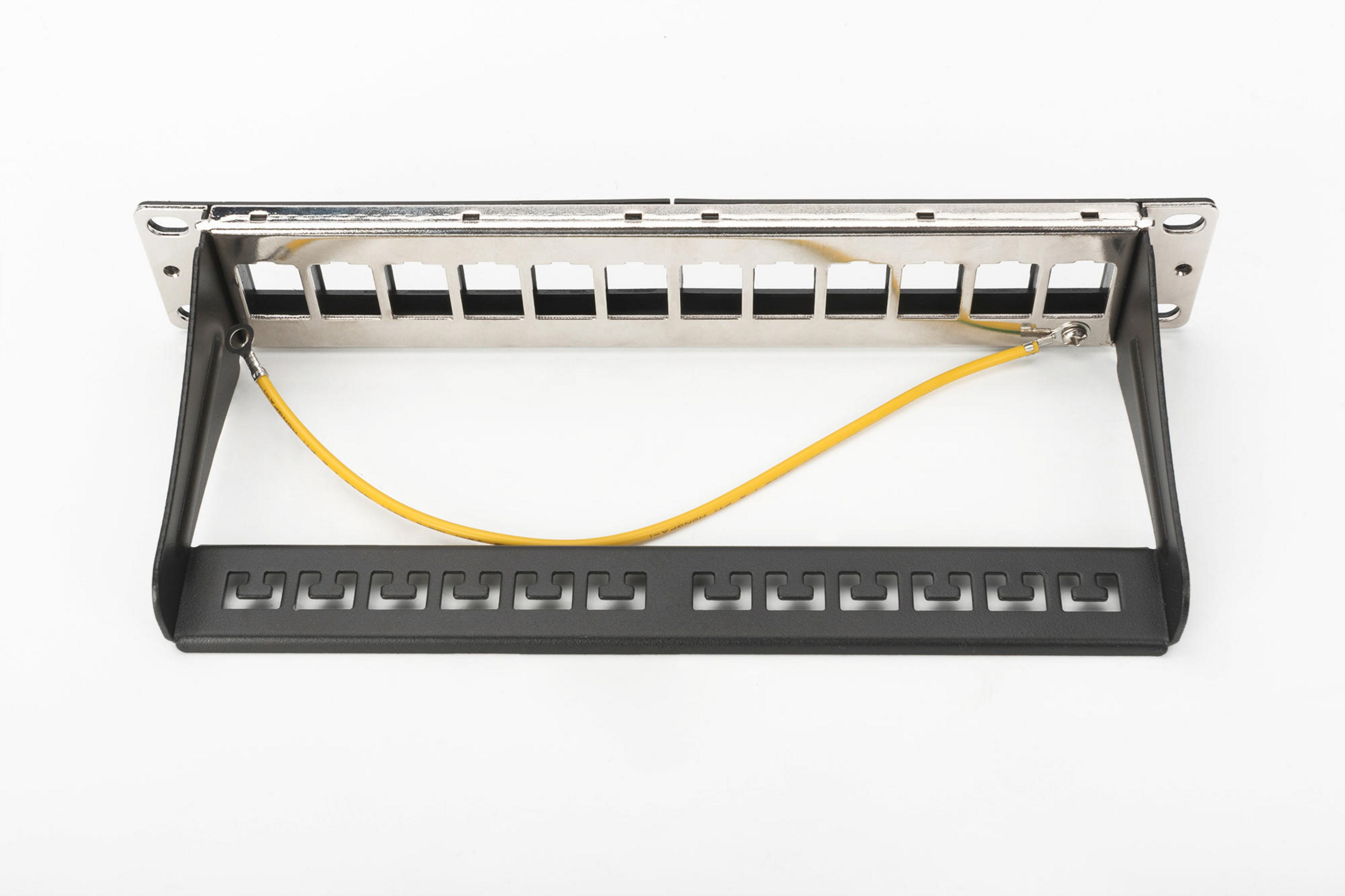 Netzwerk-Rack-Panel mit gelbem Kabel. Schwarzer Halterahmen sichtbar.